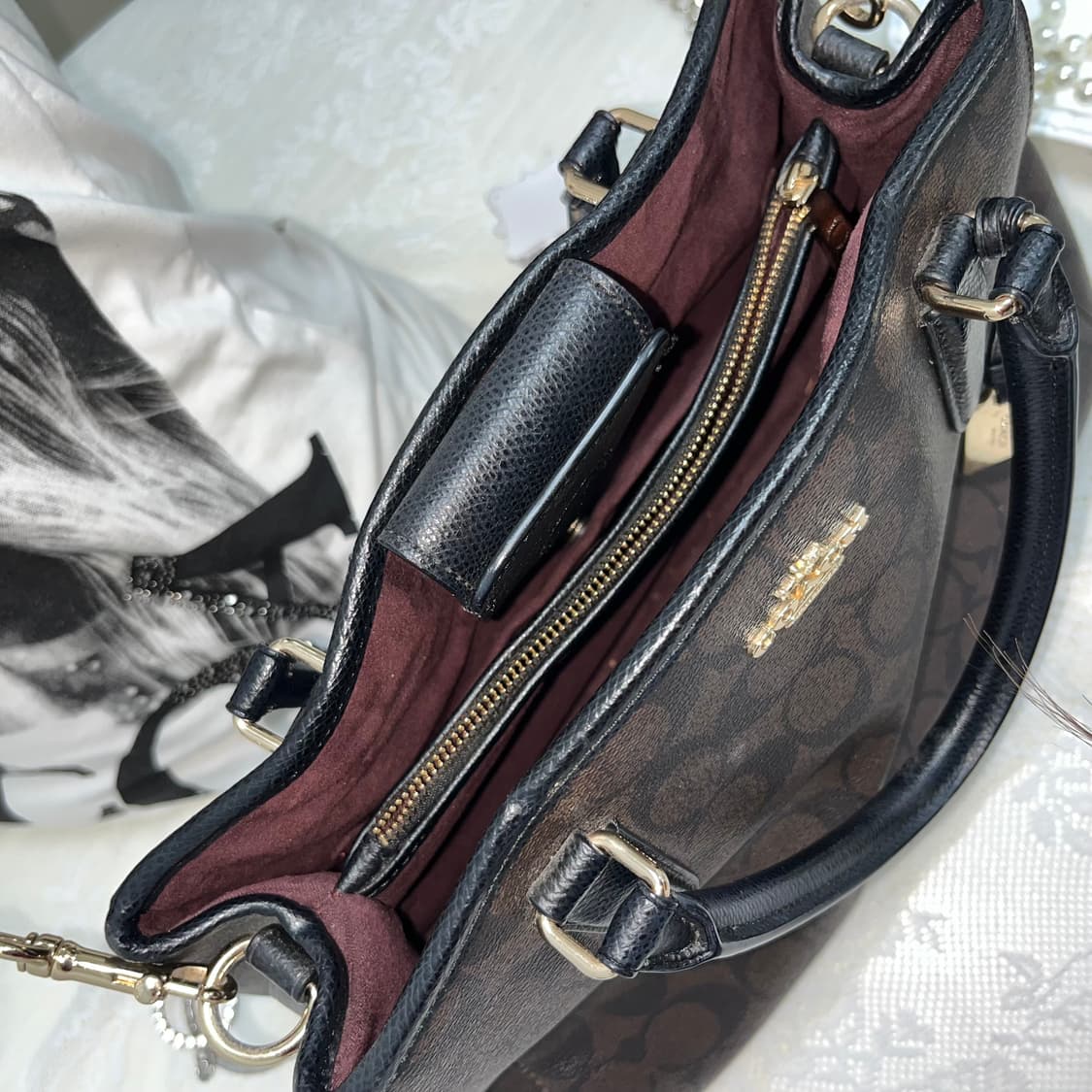 코치 브라운 크로스백 상품이미지4