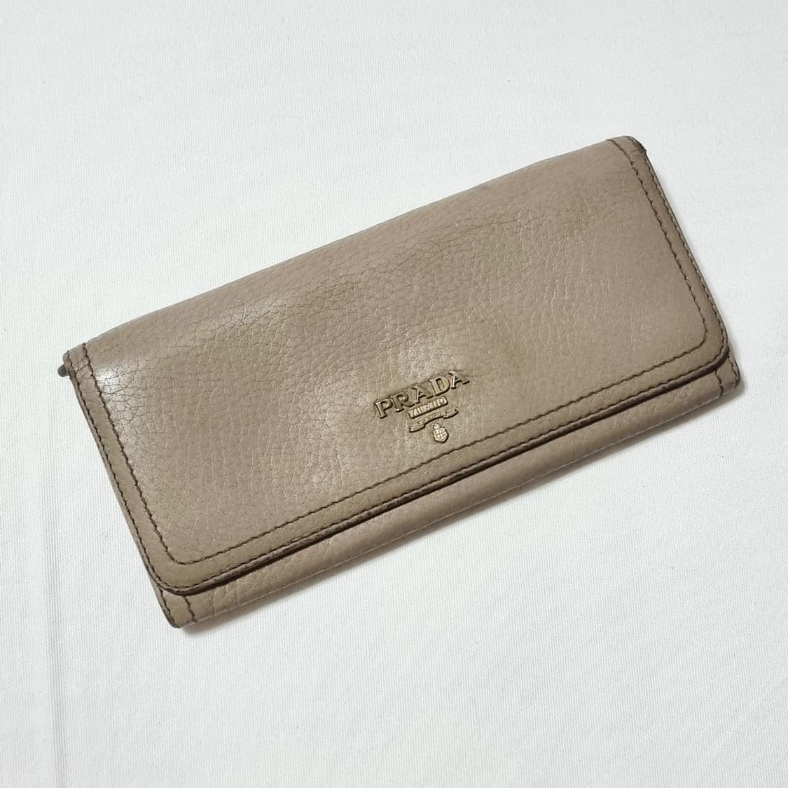 프라다 연그레이베이지 장지갑 (사용감존재/가죽상태 좋은 편 아님) 상품이미지1
