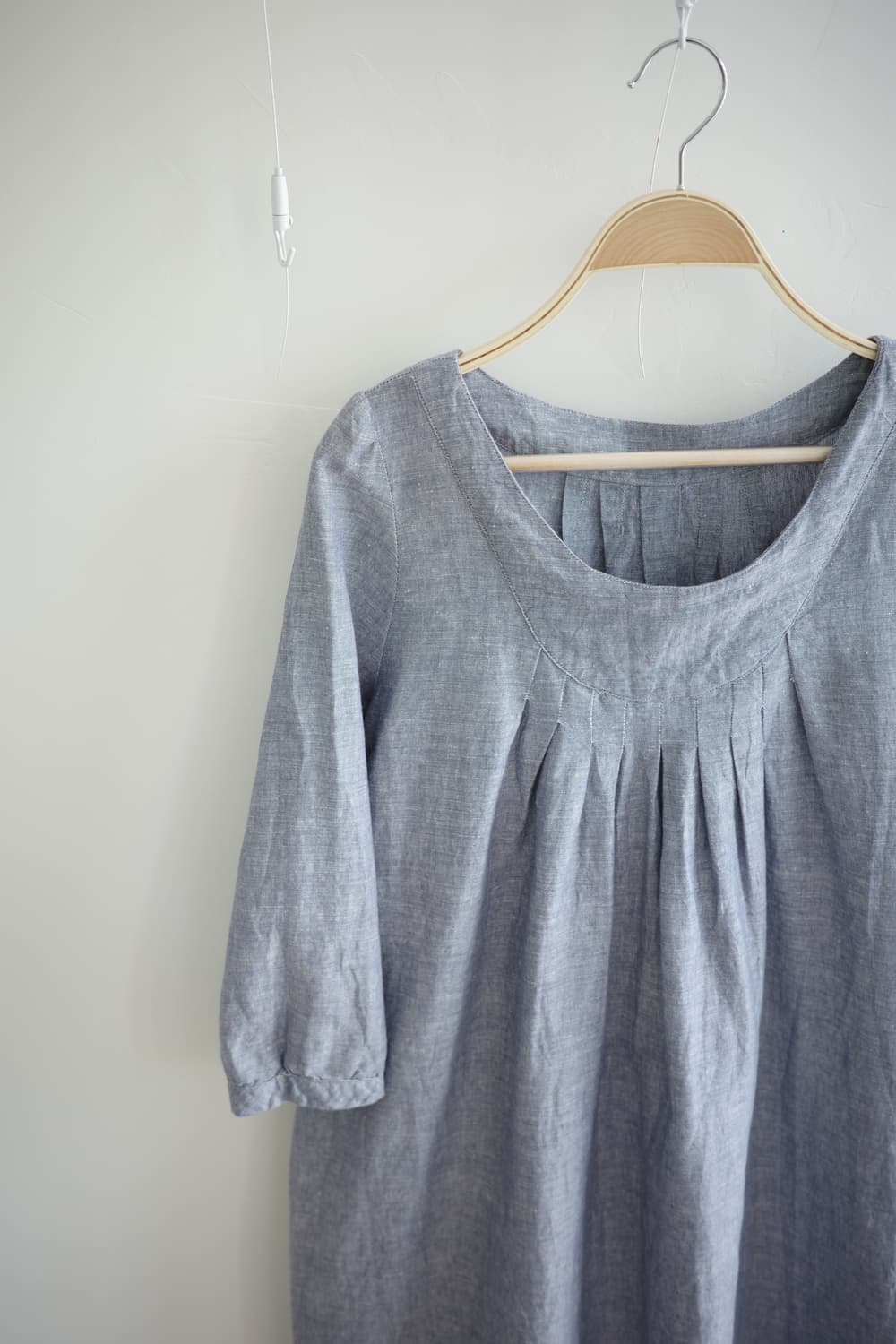 ROUX-BRIQUE 
• 네이비 선염 린넨 핀턱 원피스 상품이미지3