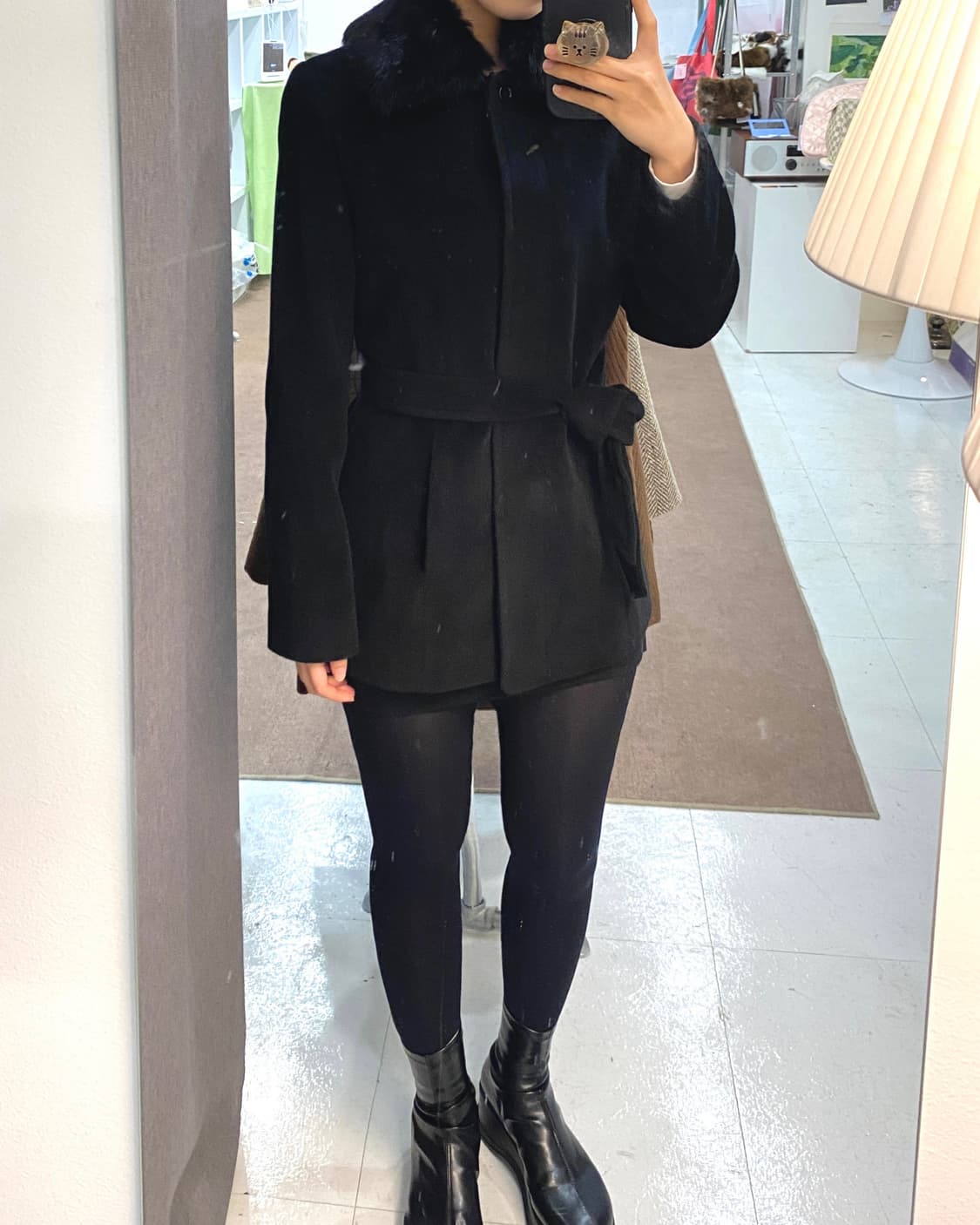 허리 스트랩 카라 퍼 블랙 코트  상품이미지2