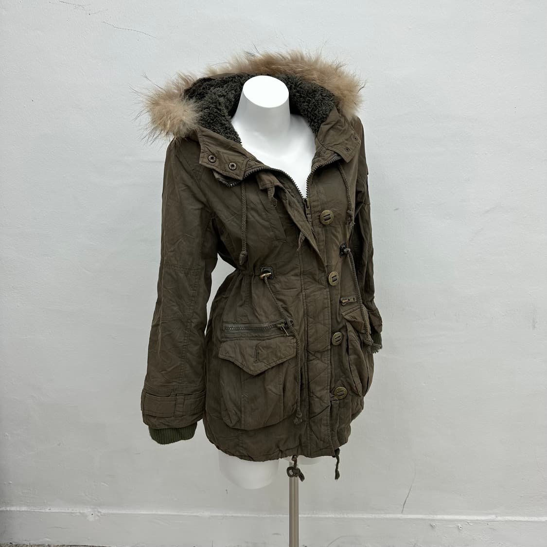 Khaki buckle detail fur jacket 상품이미지3