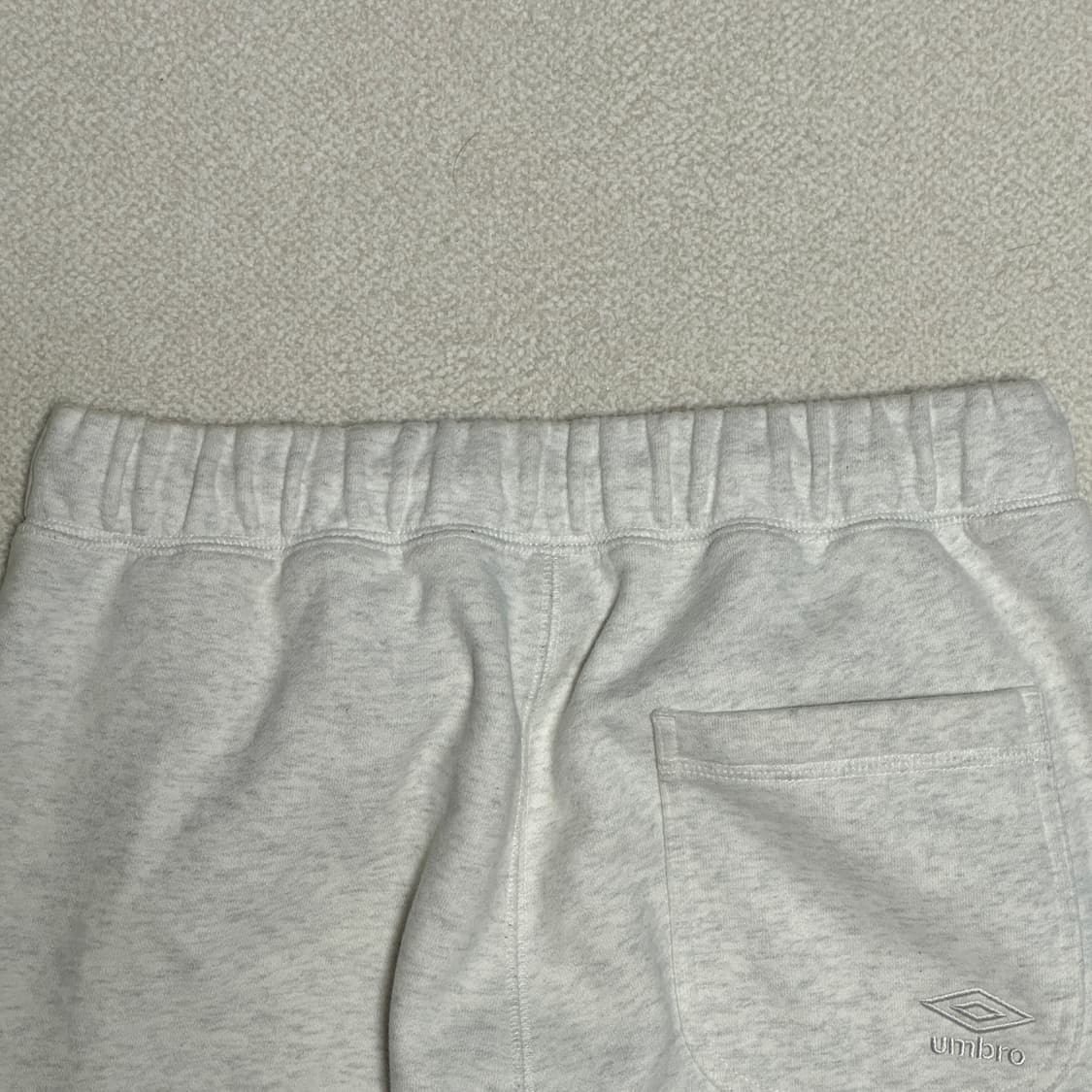 엄브로 뉴 레터링 아트워크 기모 조거 팬츠 상품이미지4