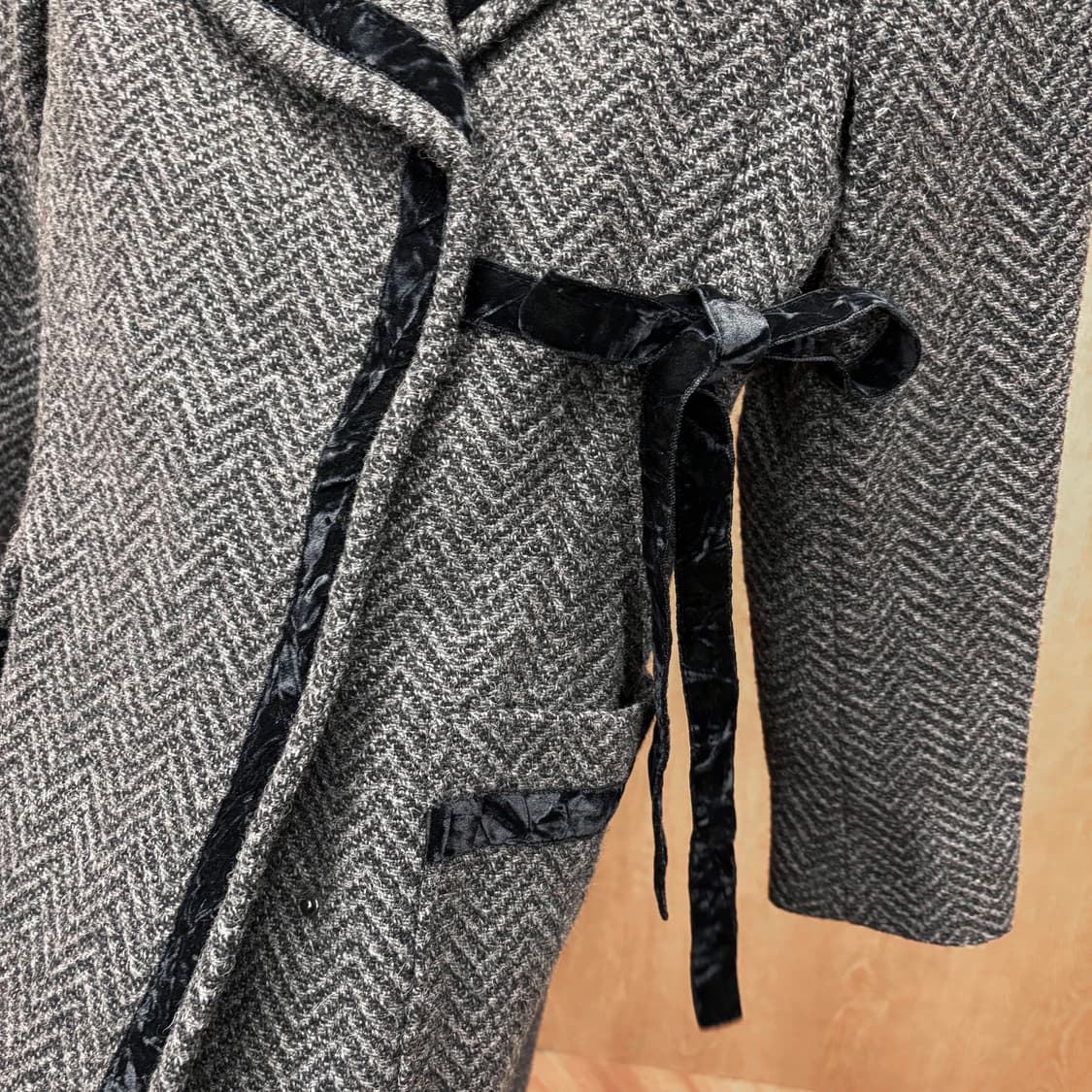 막스앤코 롱 헤링본 코트 노치드 라펠 벨벳 배색 디테일 차콜 상품이미지6