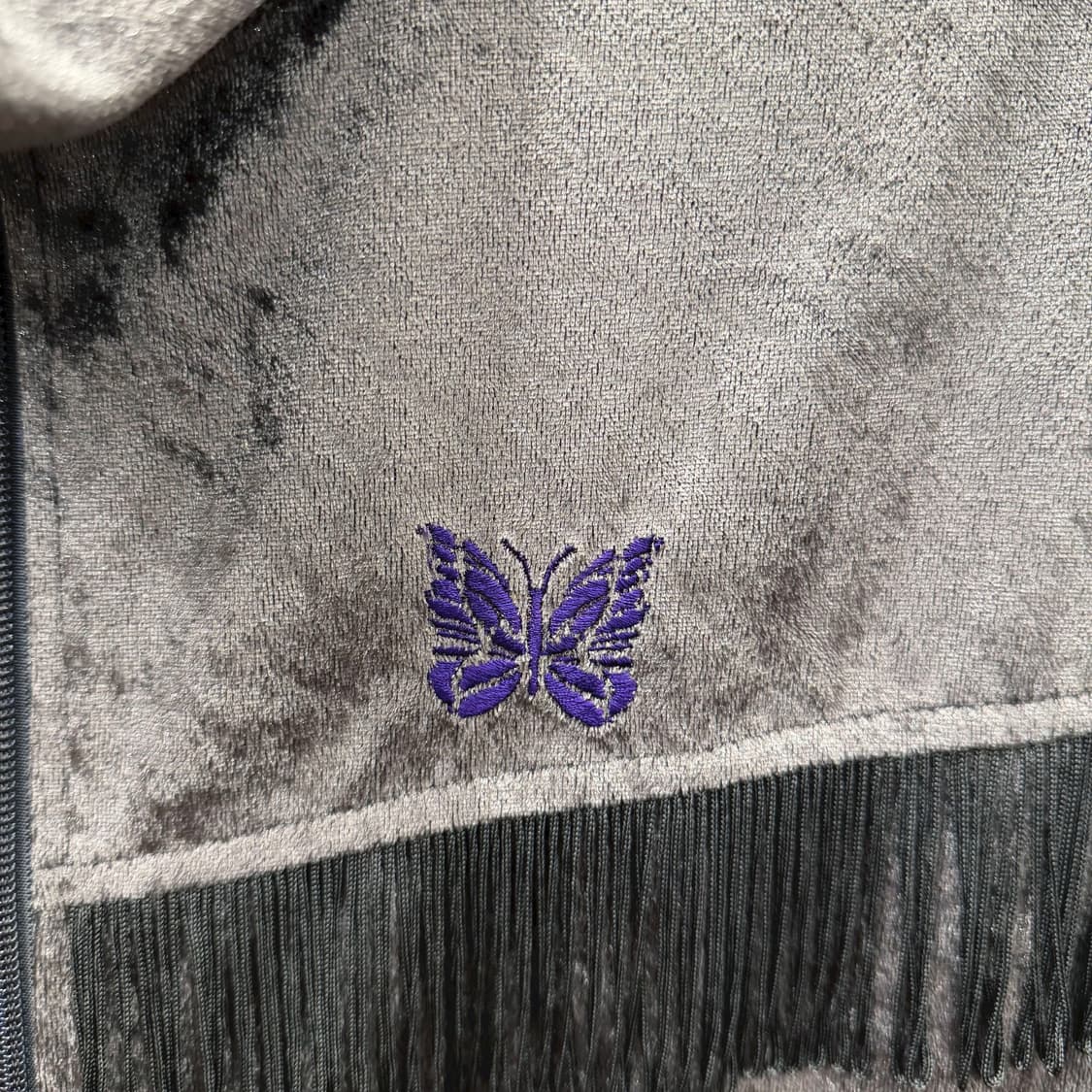 니들스 벨벳 트랙 자켓 프린지 장식 버터플라이 로고 자수 디테일 그레이 상품이미지6