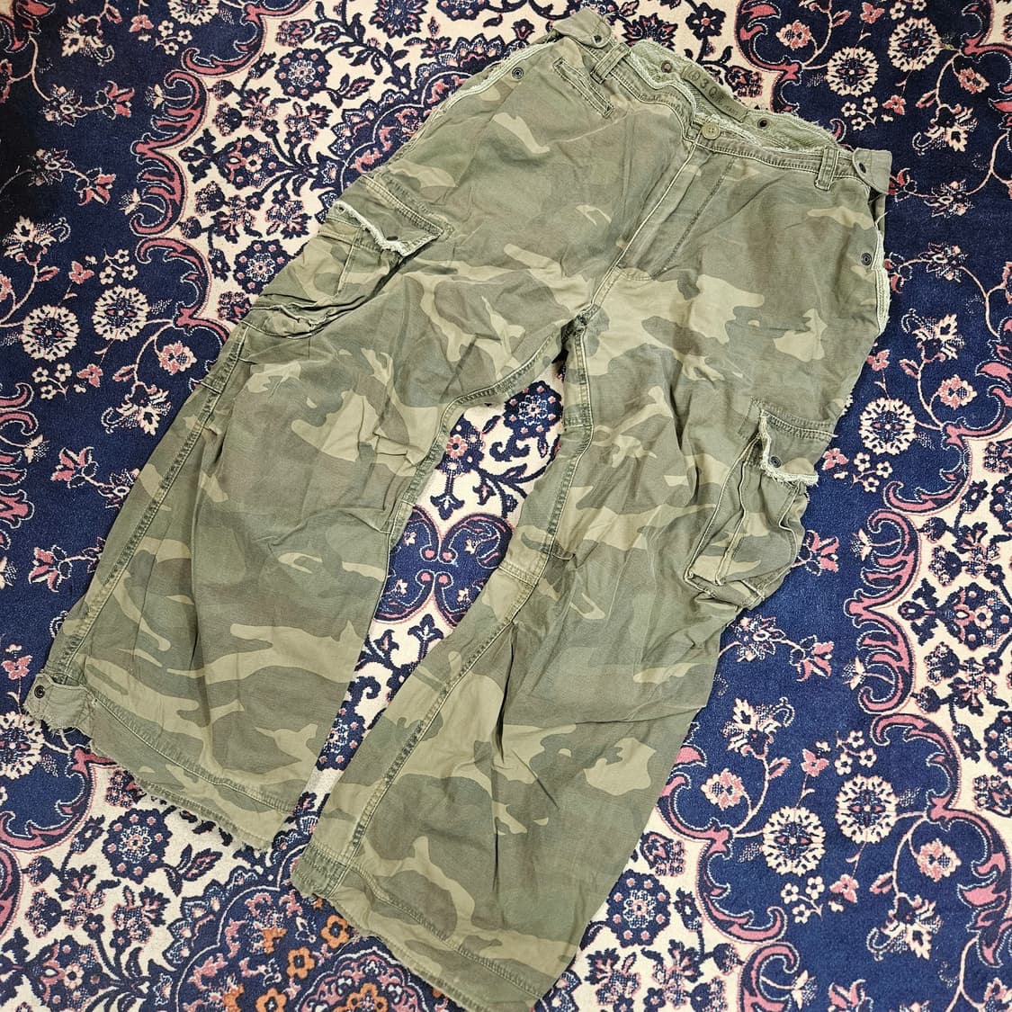 3.Q.R JEANS 카모플라쥬 피스 로고 자수 카고팬츠  상품이미지4