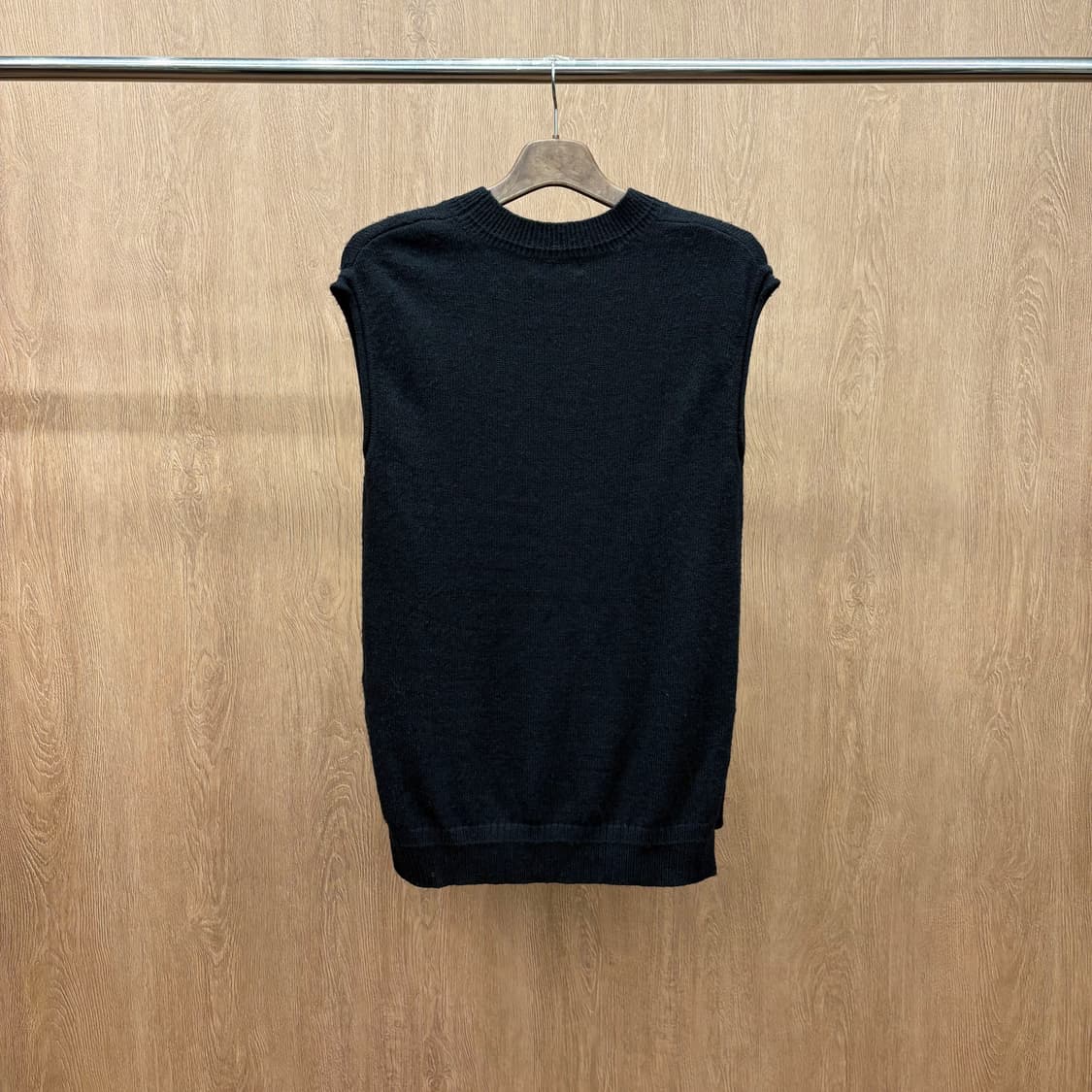 빔즈 하트 라운드넥 민소매 니트 베스트 골지 마감 디테일 블랙 상품이미지3