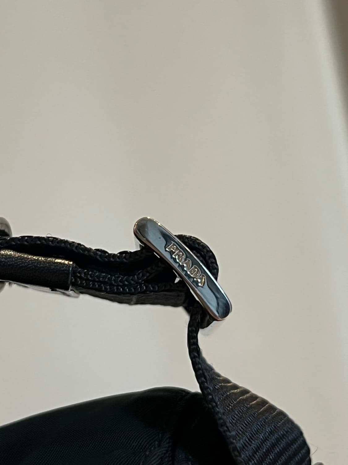 프라다 나일론 원버클 크로스백 상품이미지7