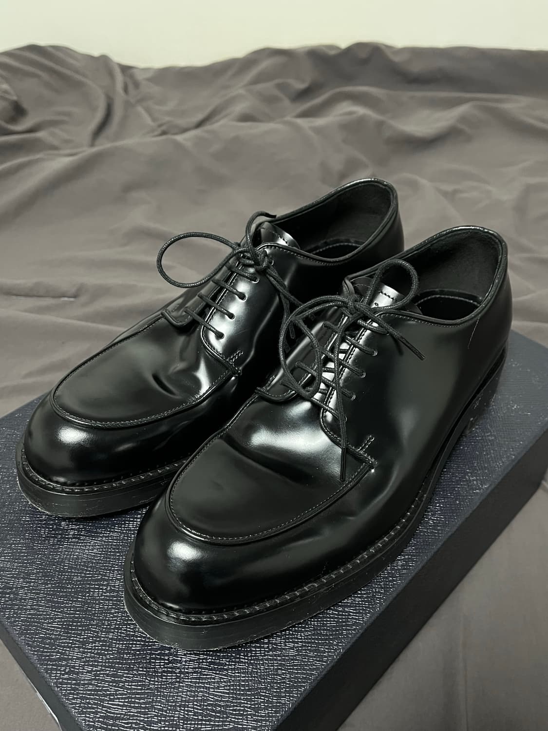 프라다 브러쉬드 가죽 더비 슈즈 상품이미지5