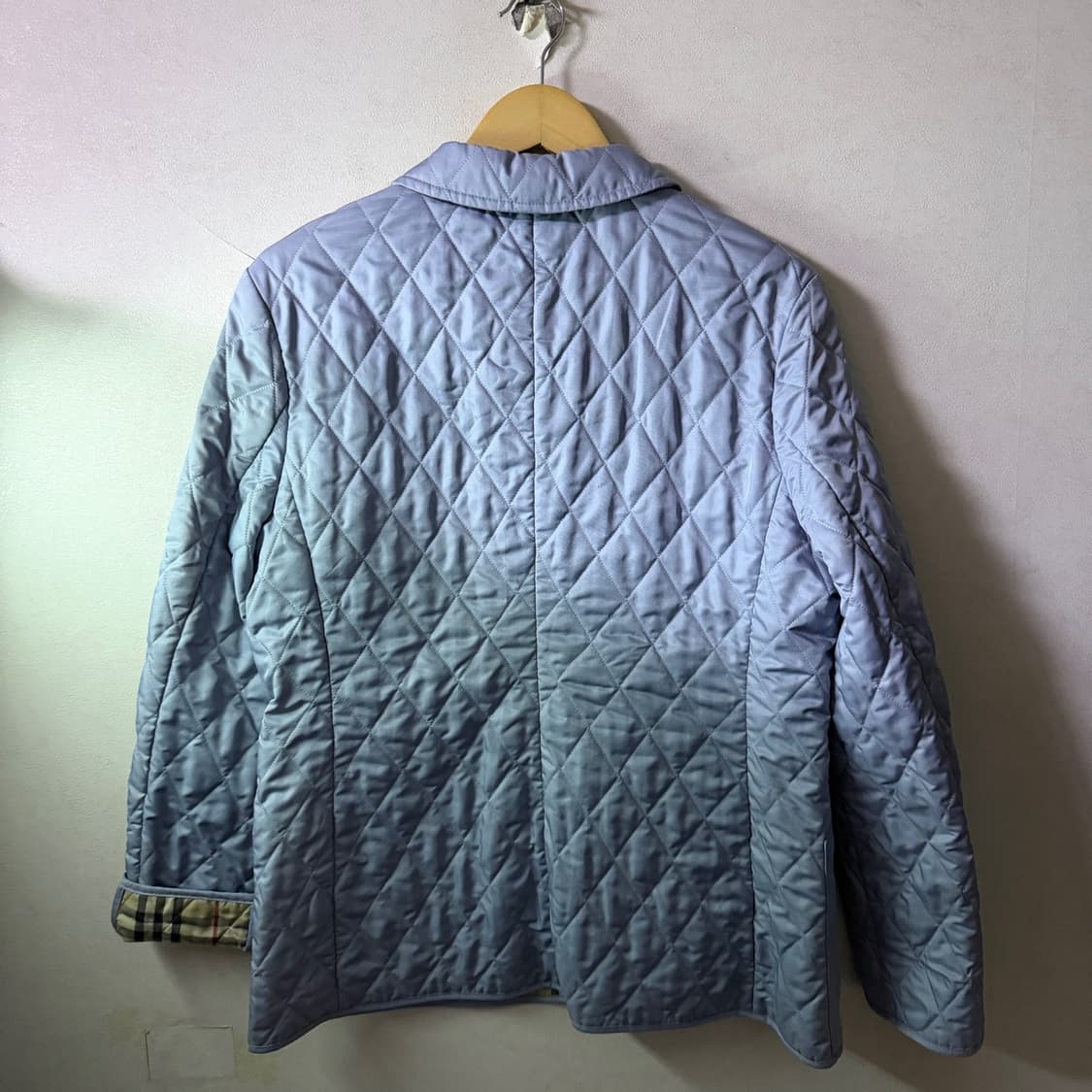 버버리 노바체크 퀄팅 점퍼 스카이블루 M (여성 77-88정도) 상품이미지4