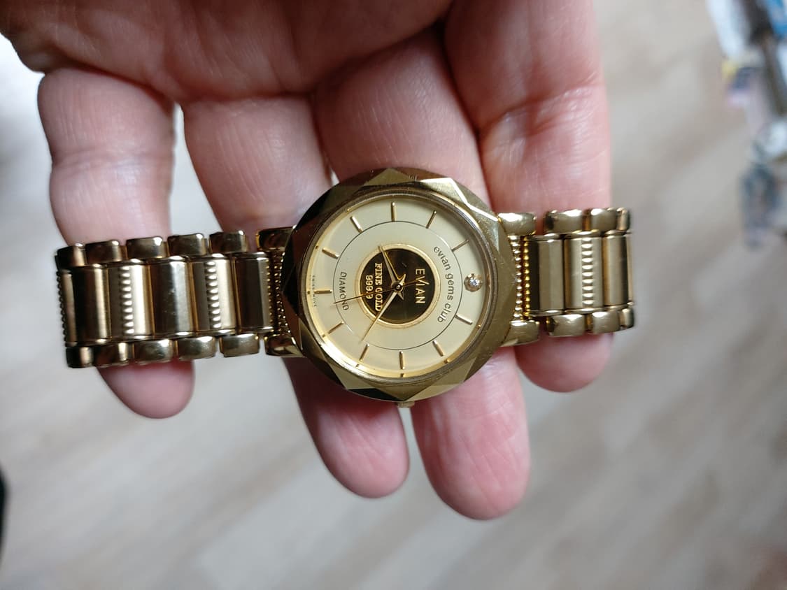 Evian Gems Club 금장 시계 상품이미지1