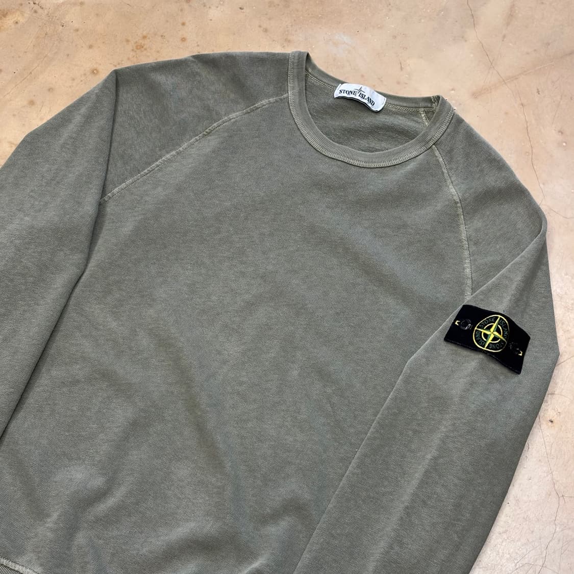 L 스톤아일랜드 카키 맨투맨 상품이미지1