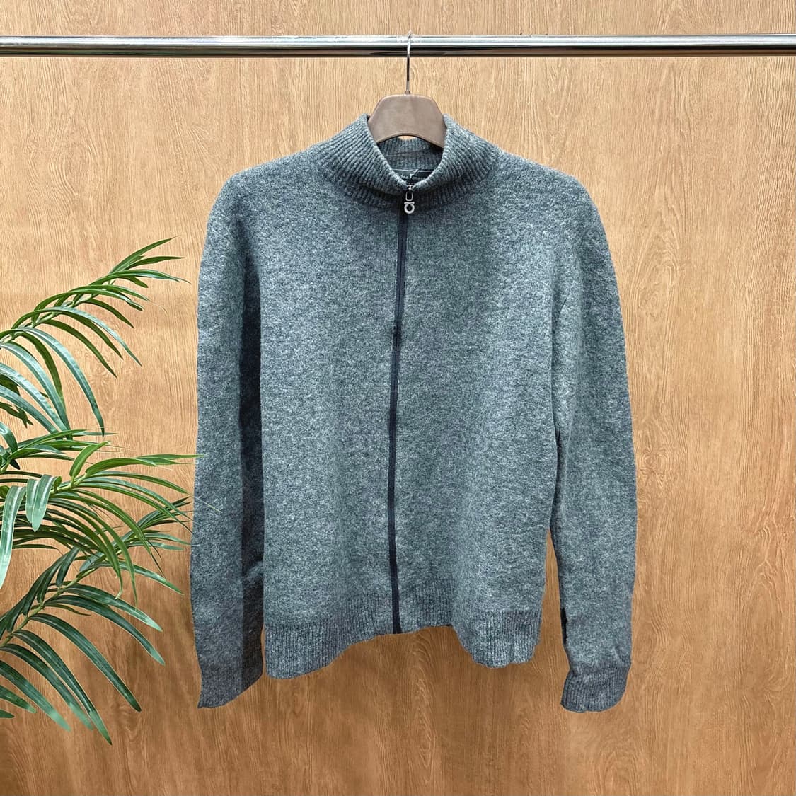 살바토레 페라가모 하이넥 니트 집업 가디건 무지 디테일 레귤러핏 그레이 상품이미지1