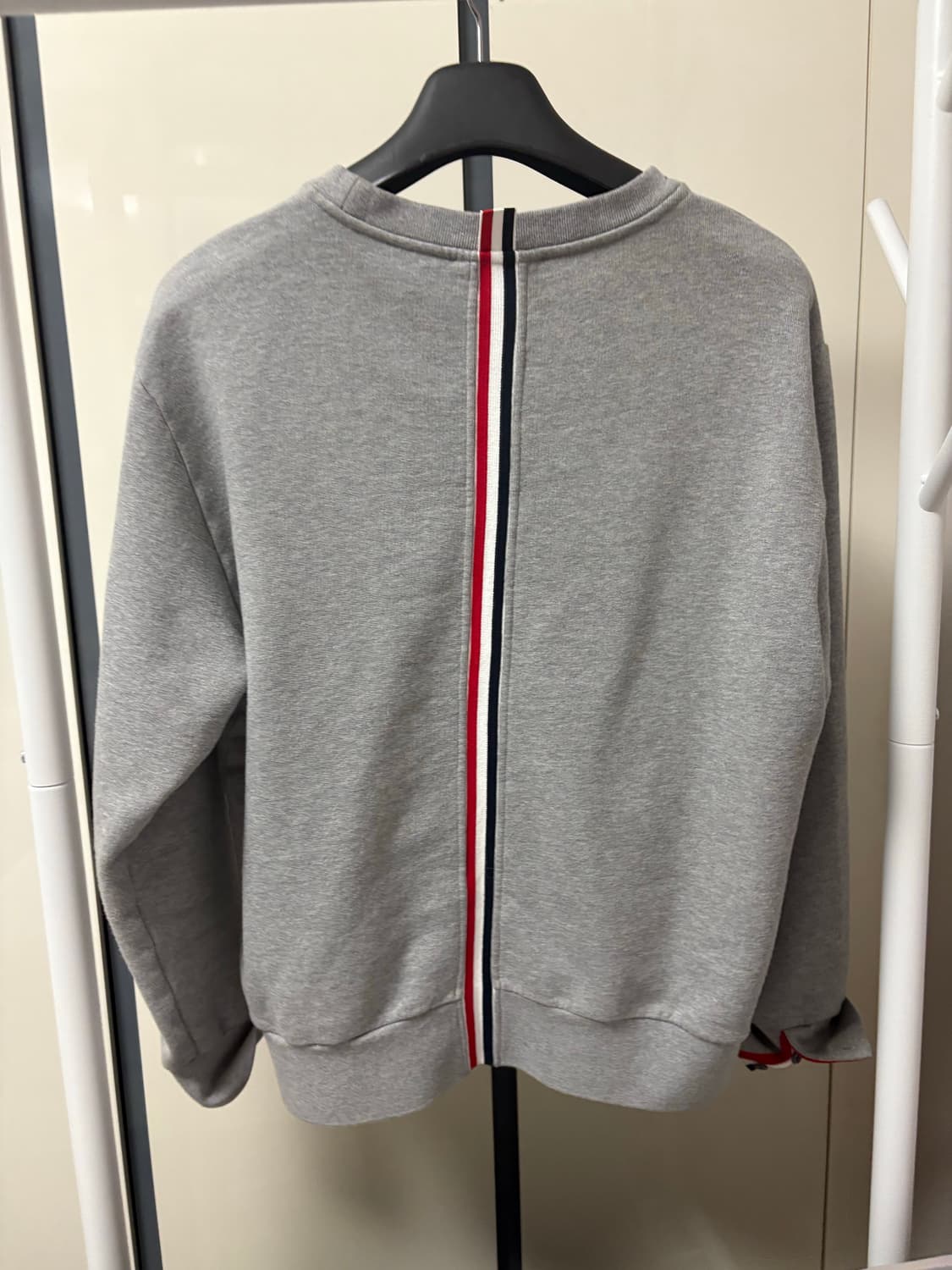 톰브라운 백삼선 그레이 맨투맨 4사이즈 상품이미지1