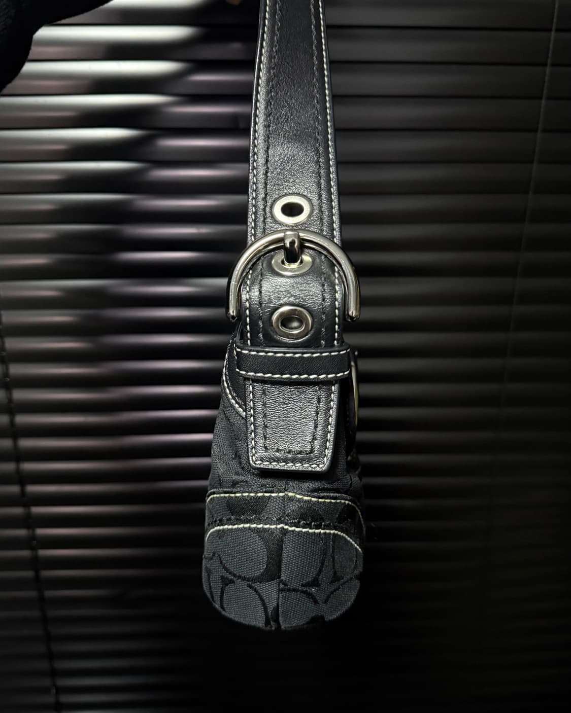 코치 시그니처 버클 로고 가죽 블랙 숄더백 토드백 가방 락시크 웨스턴 상품이미지6