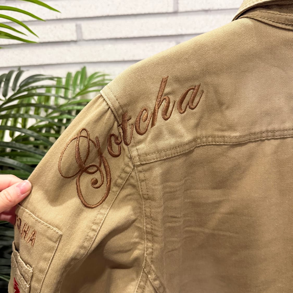 GOTCHA 갓차 Y2K 데님 트러커자켓 레터링 암포켓 디테일 베이지 상품이미지5