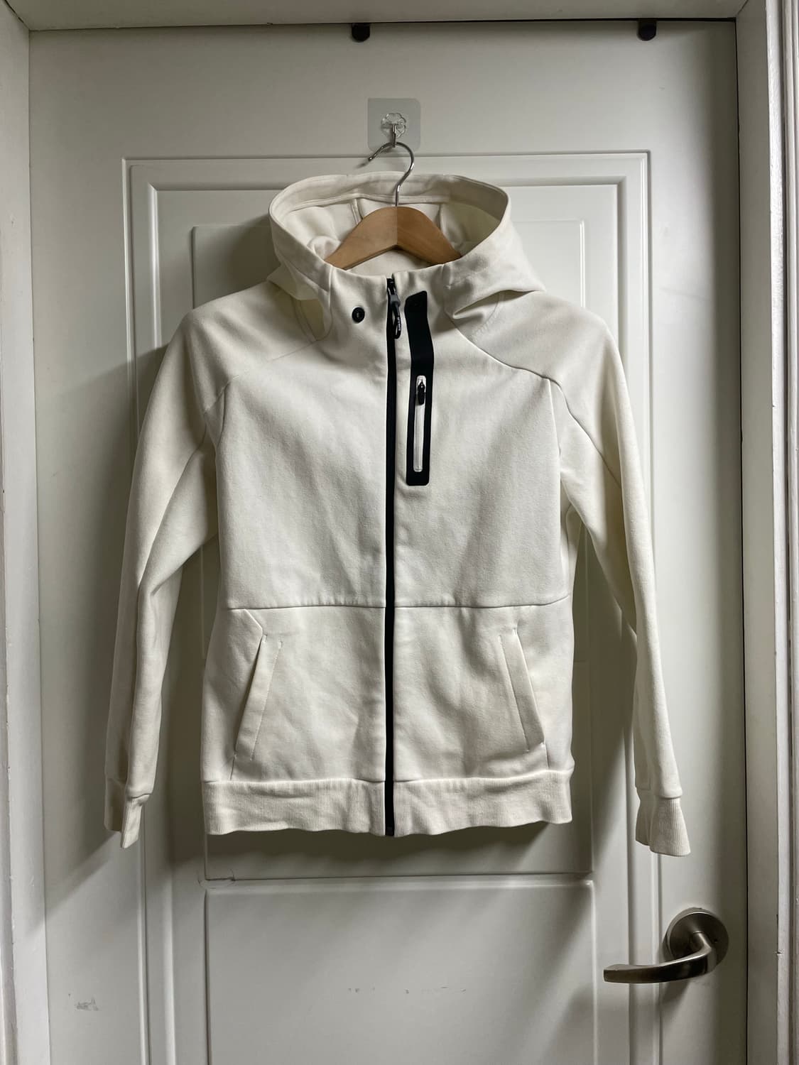 데상트 화이트 후드집업 상품이미지1