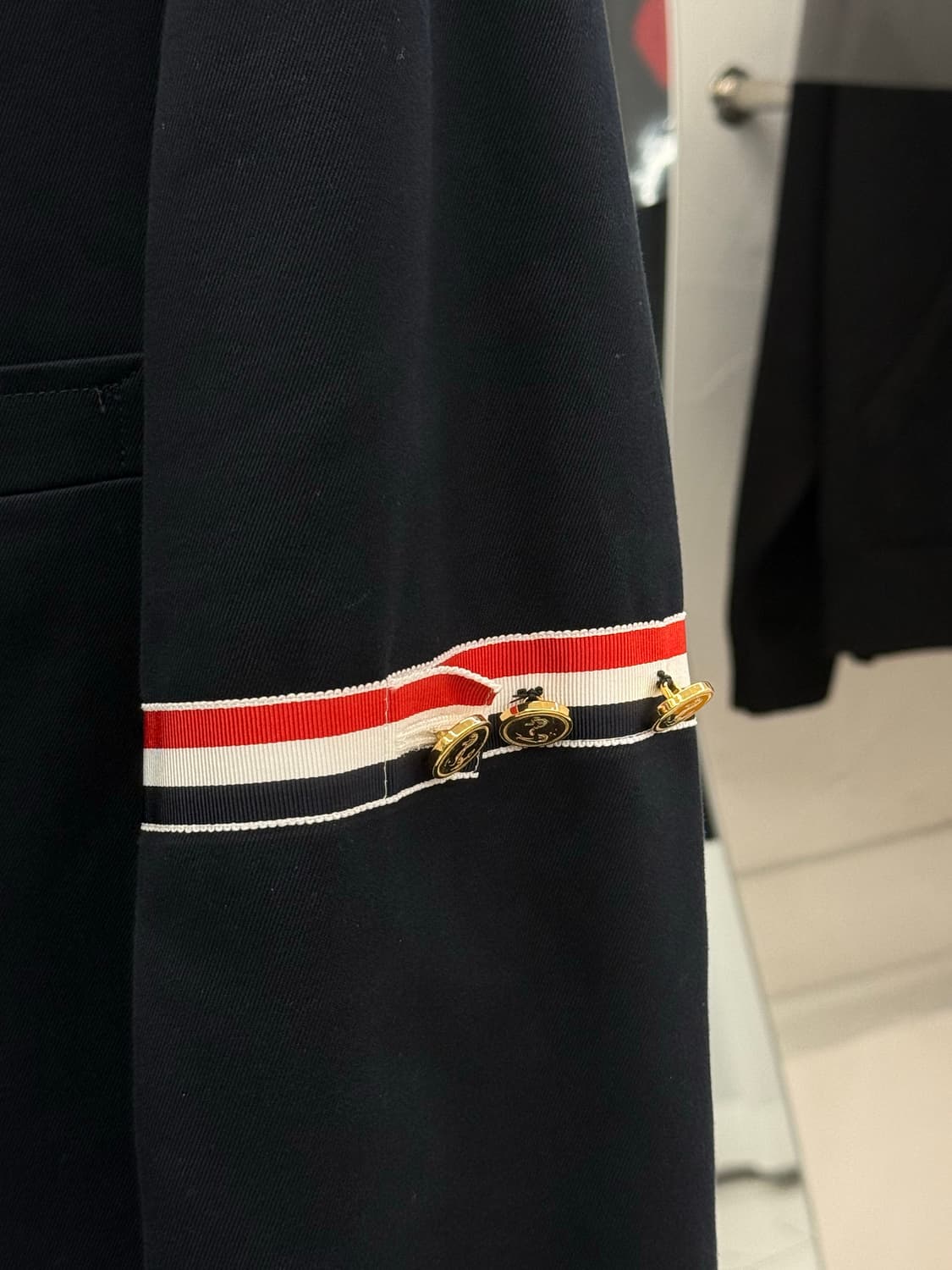 [3] 톰브라운 암밴드 금장 블레이저 자켓 상품이미지3