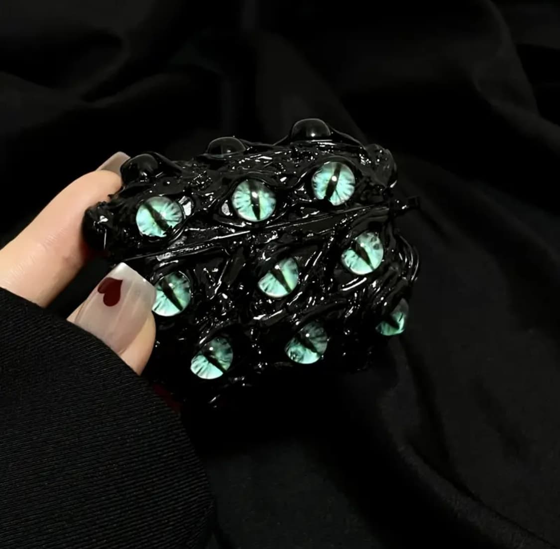 Devil eyes airpods case <3 상품이미지3