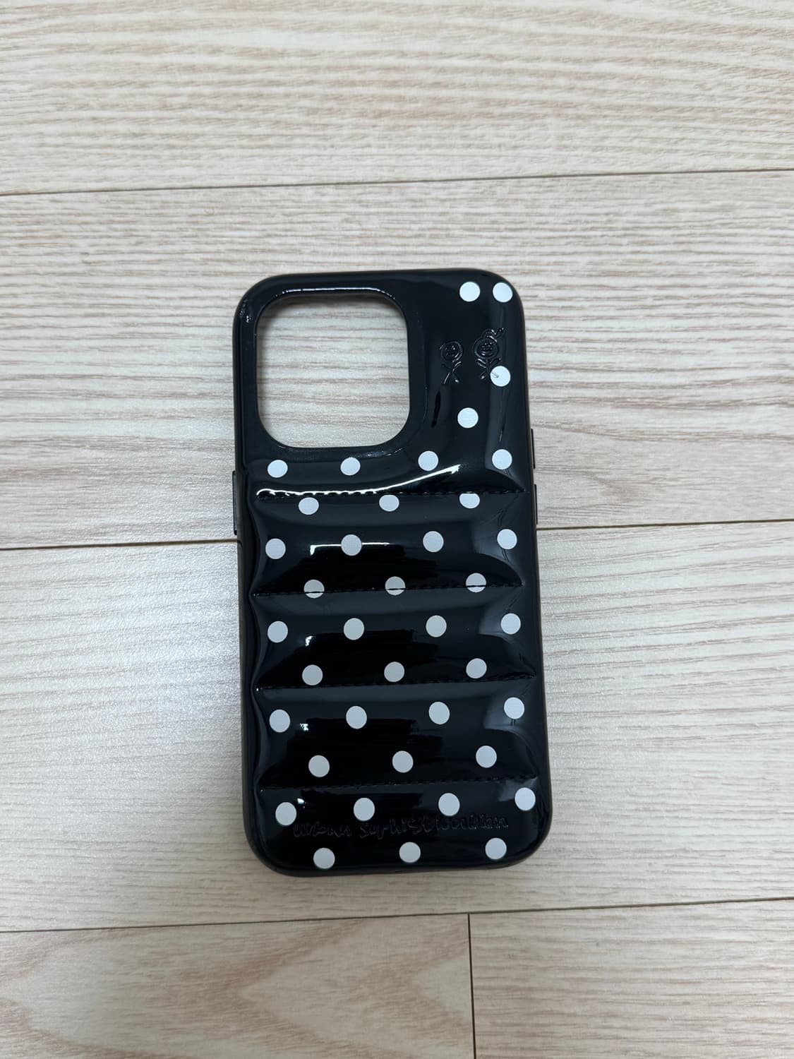 어반소피스티케이션 아이폰 15프로 도트 패딩케이스 상품이미지2