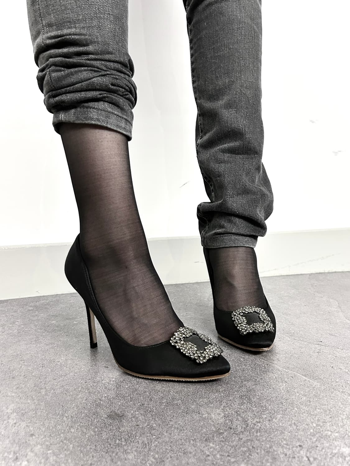 Manolo Blahnik 행기시 사틴 크리스탈 펌프스 상품이미지1