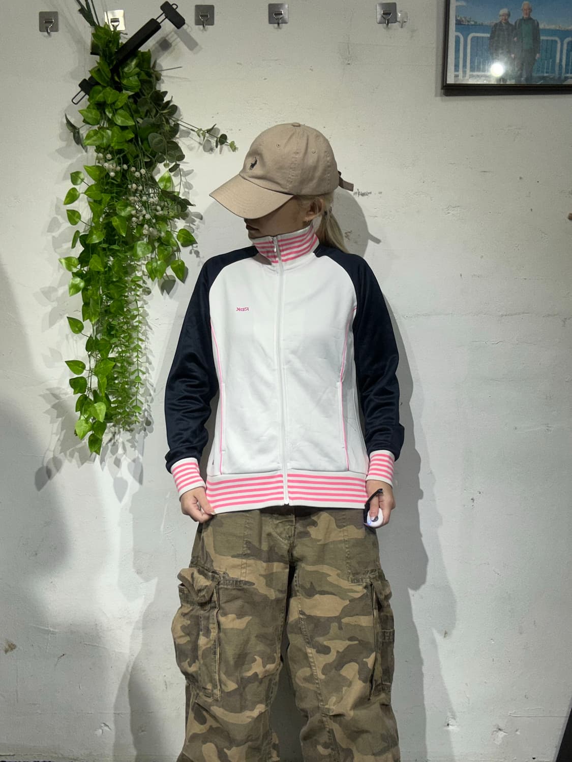 리복 화이트 핑크 배색 딱붙핏 트랙탑 져지  상품이미지2