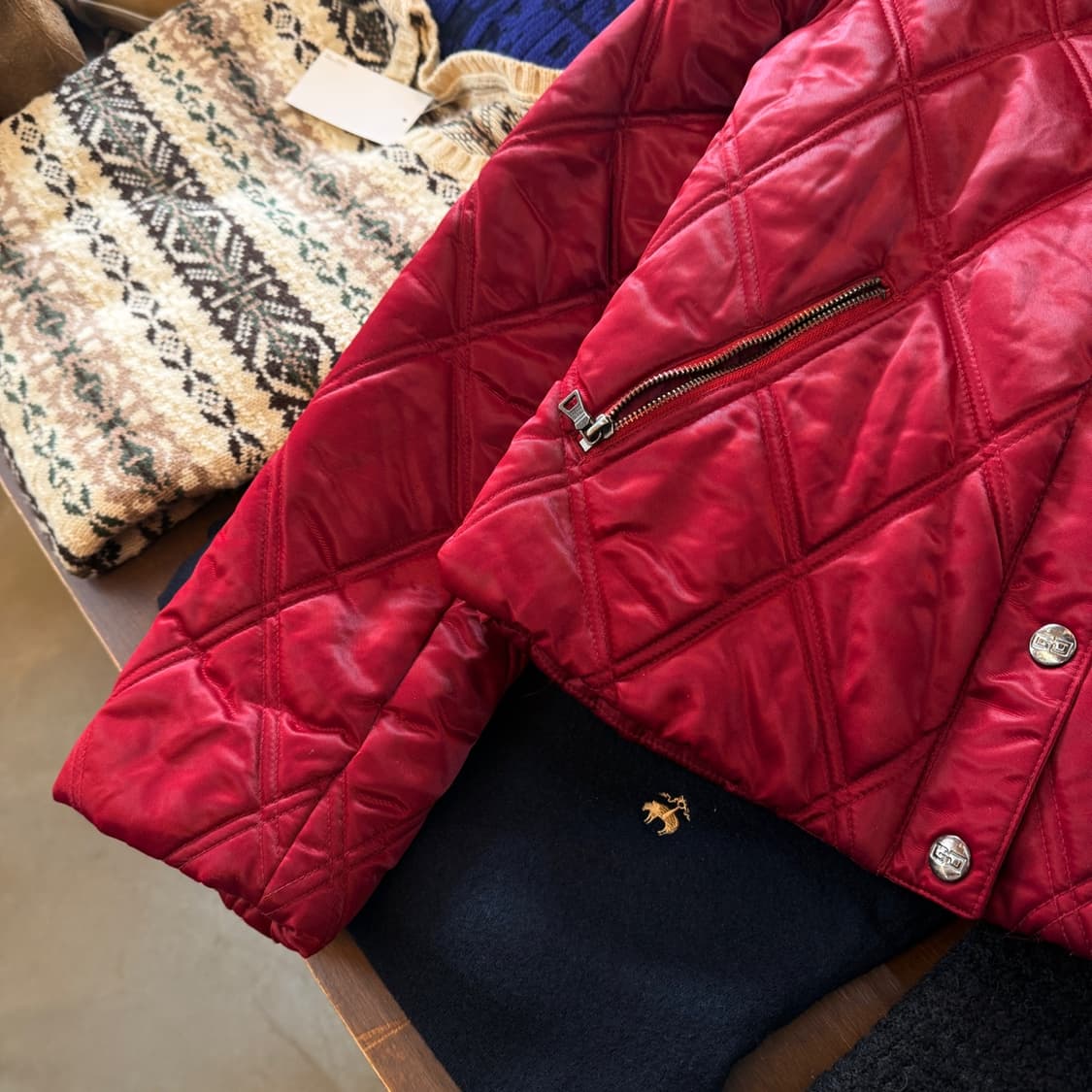 게스 진 버건디 유광 퀄팅 자켓 M 상품이미지2