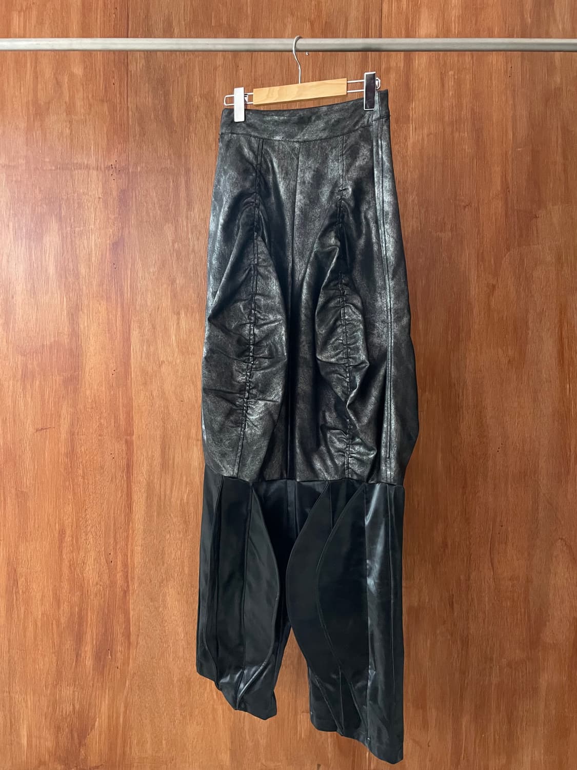 Glossy balloon leather long pants 상품이미지5