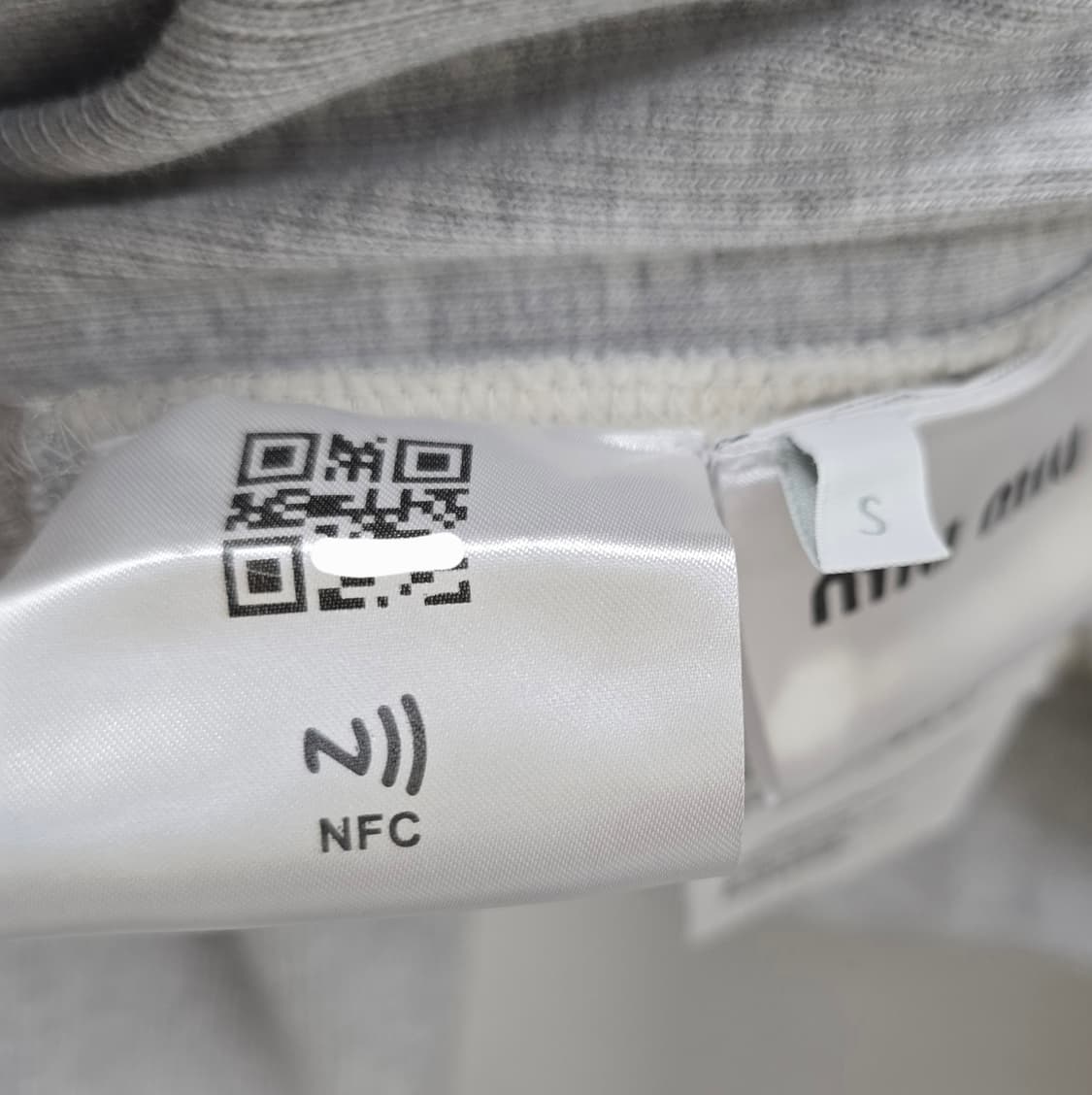 미우미우 자수 로고 V넥 크롭 맨투맨 그레이 s사이즈 판매 상품이미지3