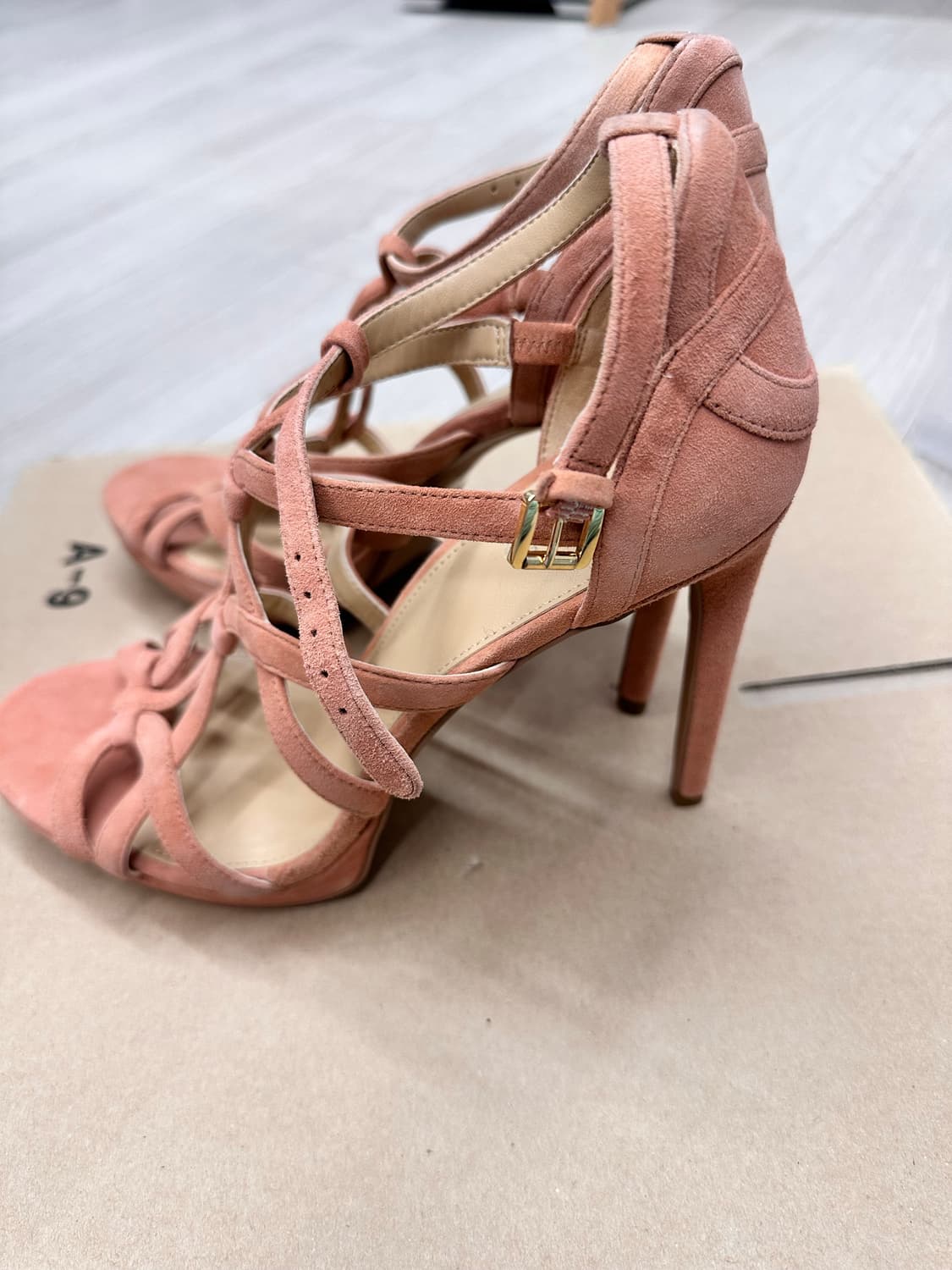 새상품)마이클코어스 스웨이드 스트랩 샌들 상품이미지2