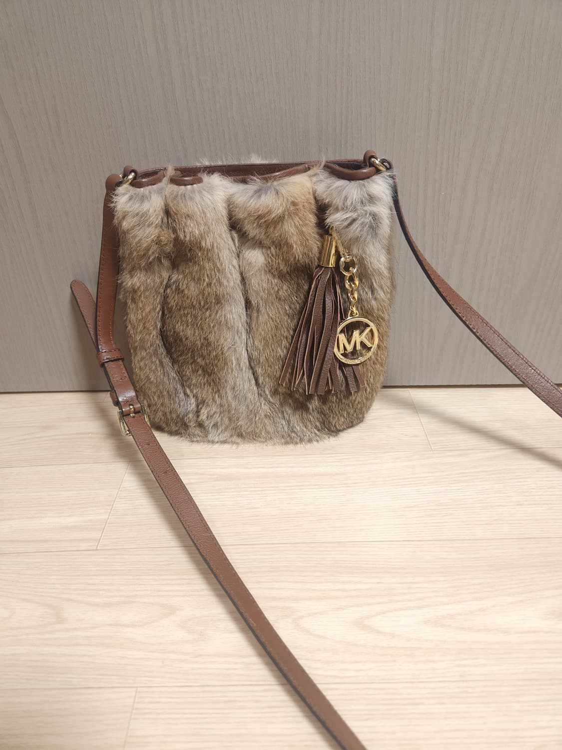 마이클코어스 퍼 크로스백 상품이미지1