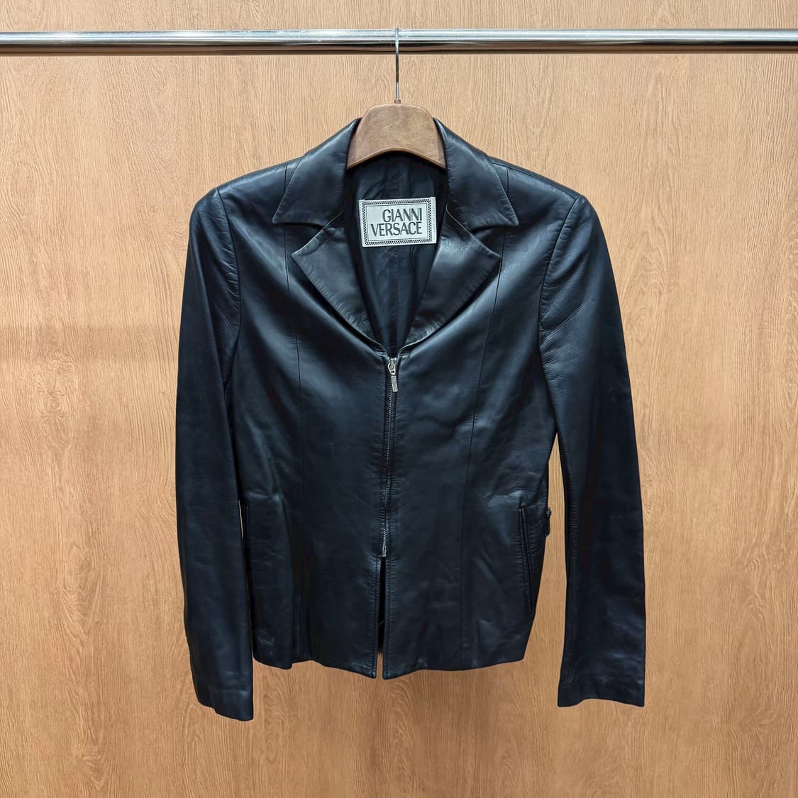 베르사체 슬림핏 레더 자켓 테일러드 카라 퍼 탈부착 포켓 디테일 블랙 상품이미지2