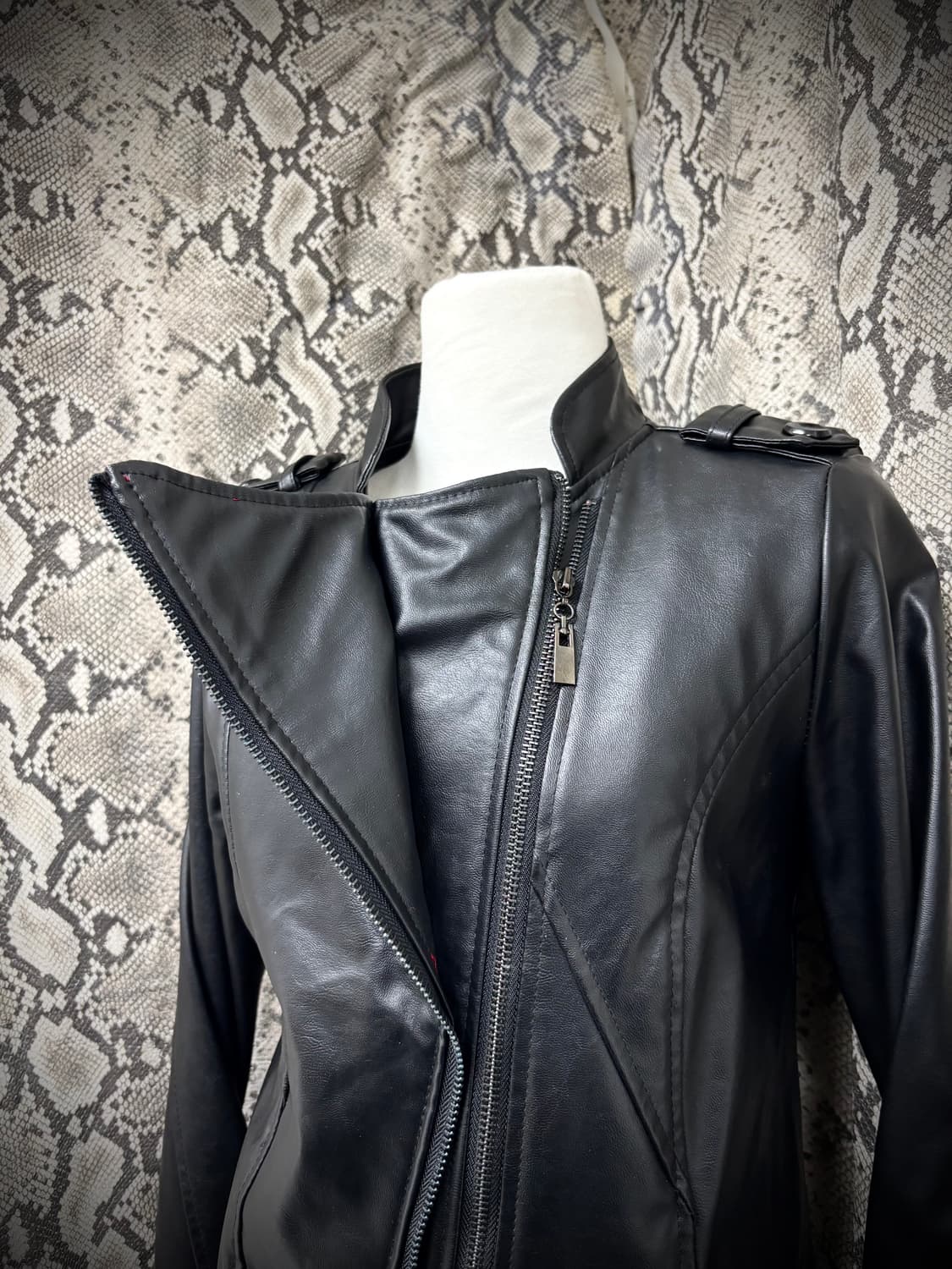 V-Kei Draped Fake Leather 2-Zip Detail J 상품이미지4