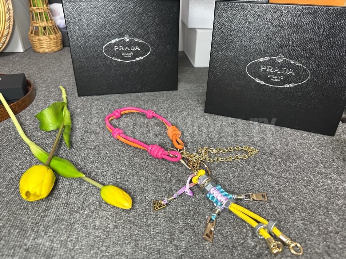 프라다 로봇 백참 핑크 상품이미지7