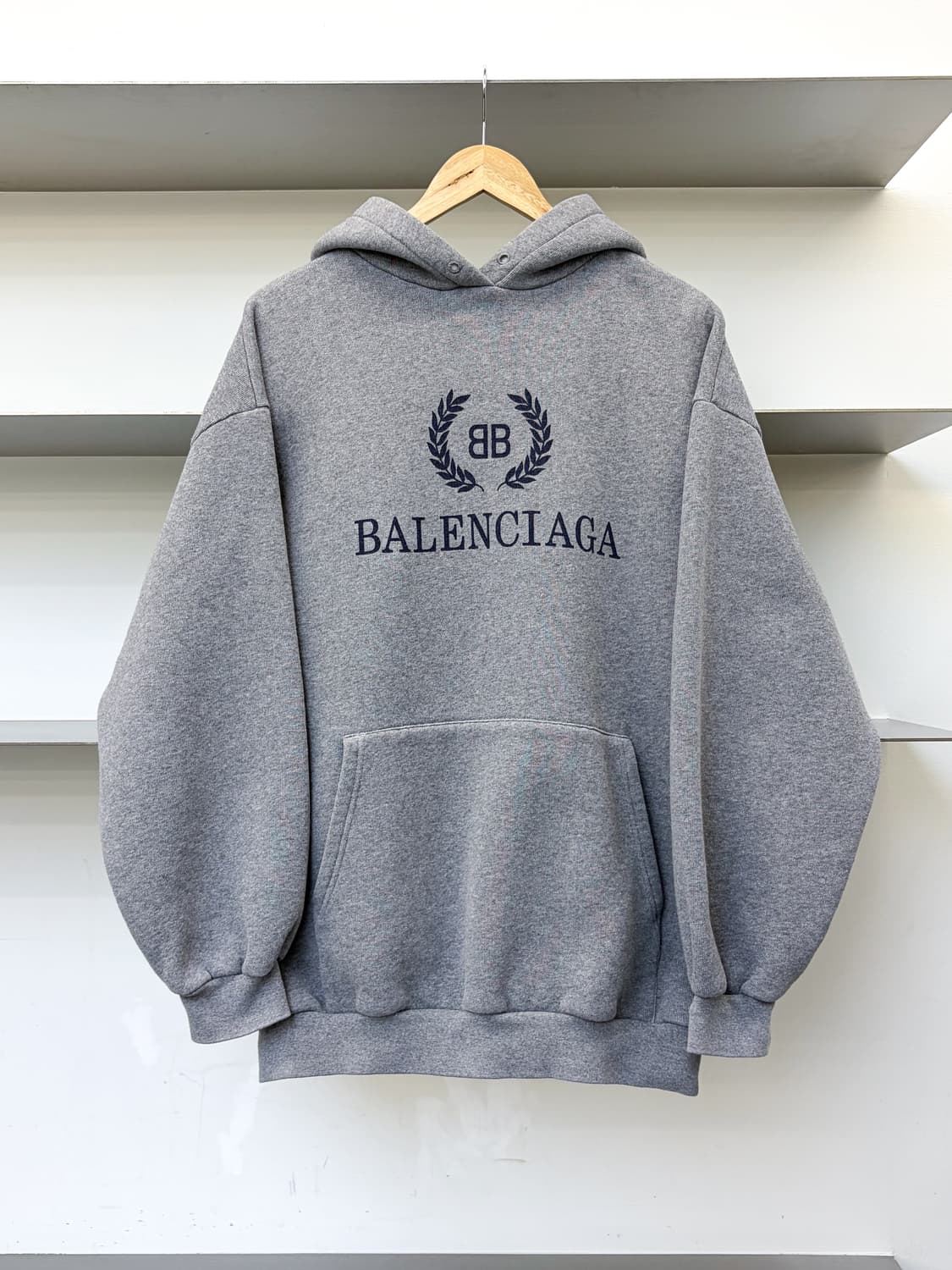 발렌시아가 18FW BB 크레스트 로고 후드티 상품이미지1