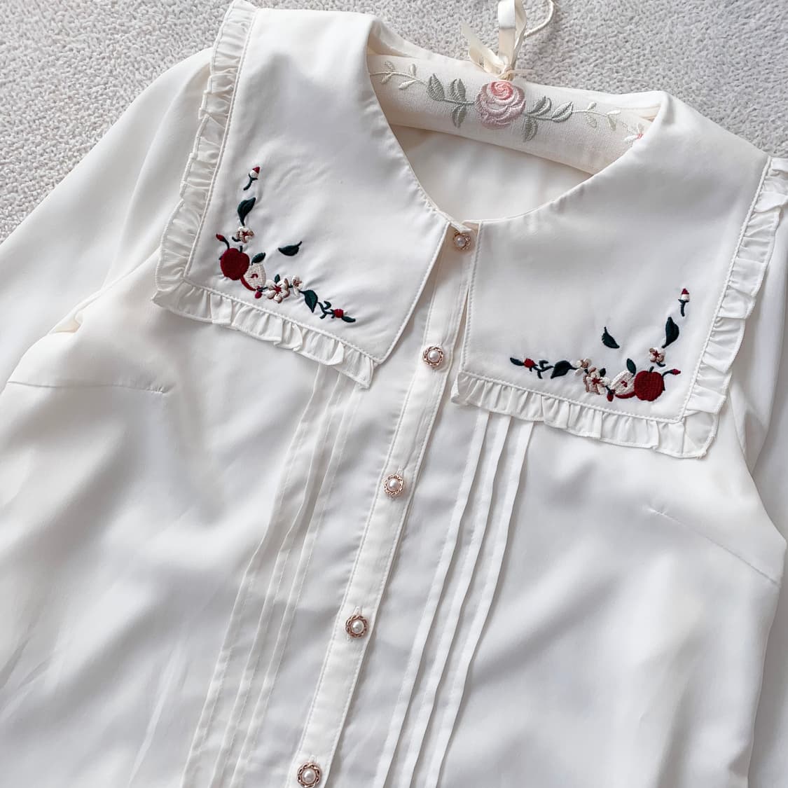 엑시즈팜 사과자수 여리핏 세일러 블라우스 상품이미지1