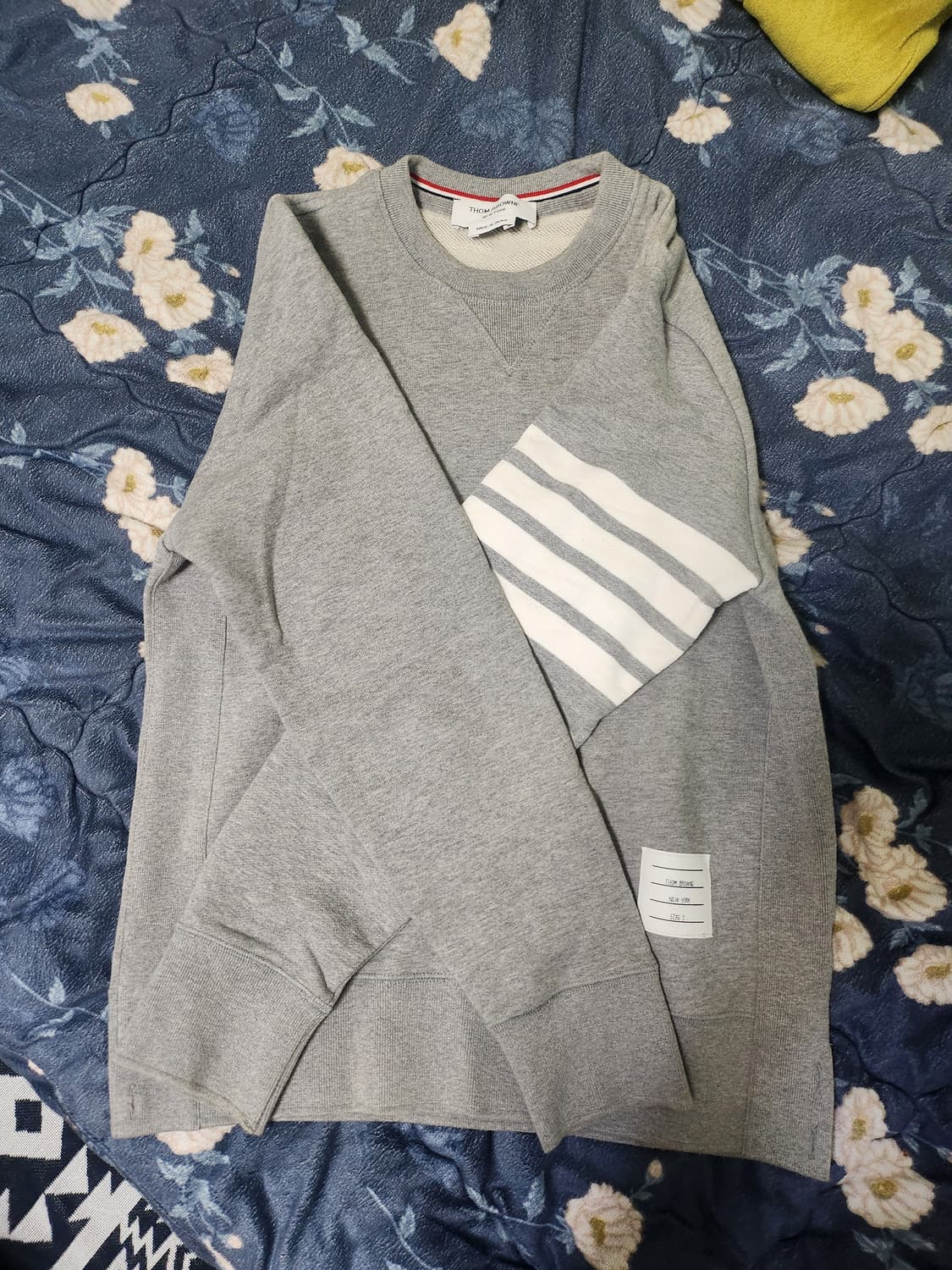 톰브라운 엔지니어드 사선 스웨트셔츠 라이트 그레이 상품이미지1