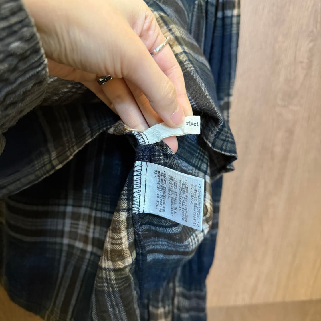 빈티지 체크 블라우스 스탠드넥 밴딩 커프스 디테일 루즈핏 네이비 상품이미지5