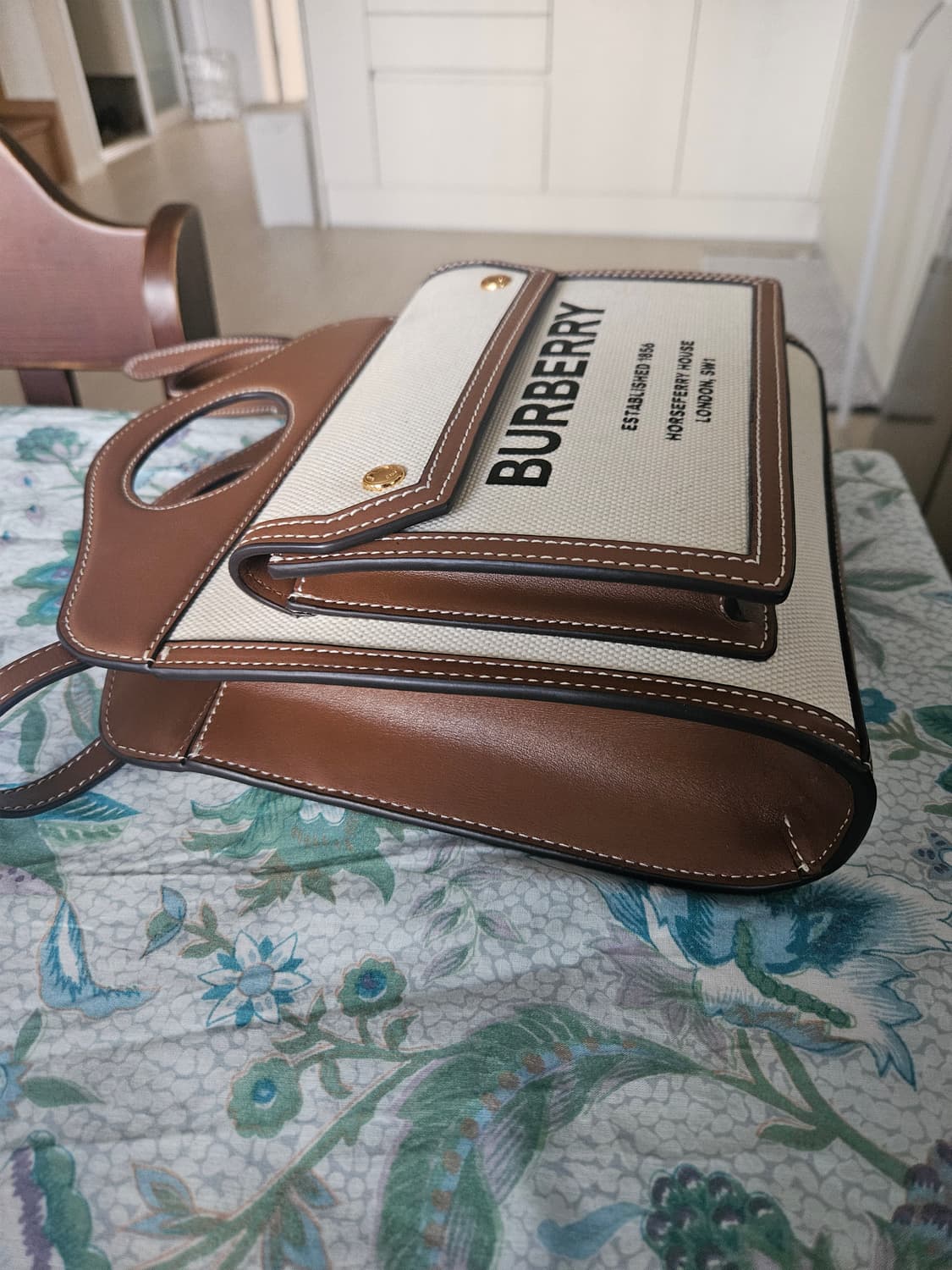 버버리 투톤 미니 캔버스 레더 토드겸 숄더백 상품이미지3