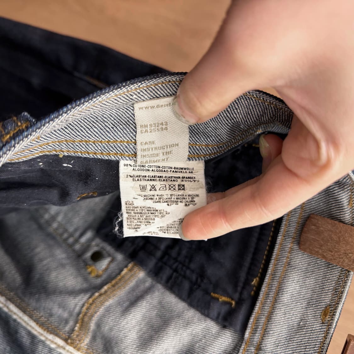디젤 데님 팬츠 로고 레터링 백 지퍼 포켓 디테일 슬림 스트레이트핏 흑청 상품이미지10