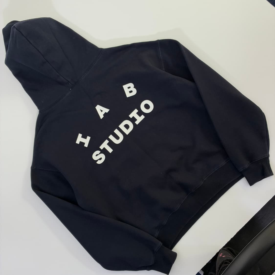 IAB studio  아이앱스튜디오 스펠 로고 코튼 블랙 후드티 상품이미지3