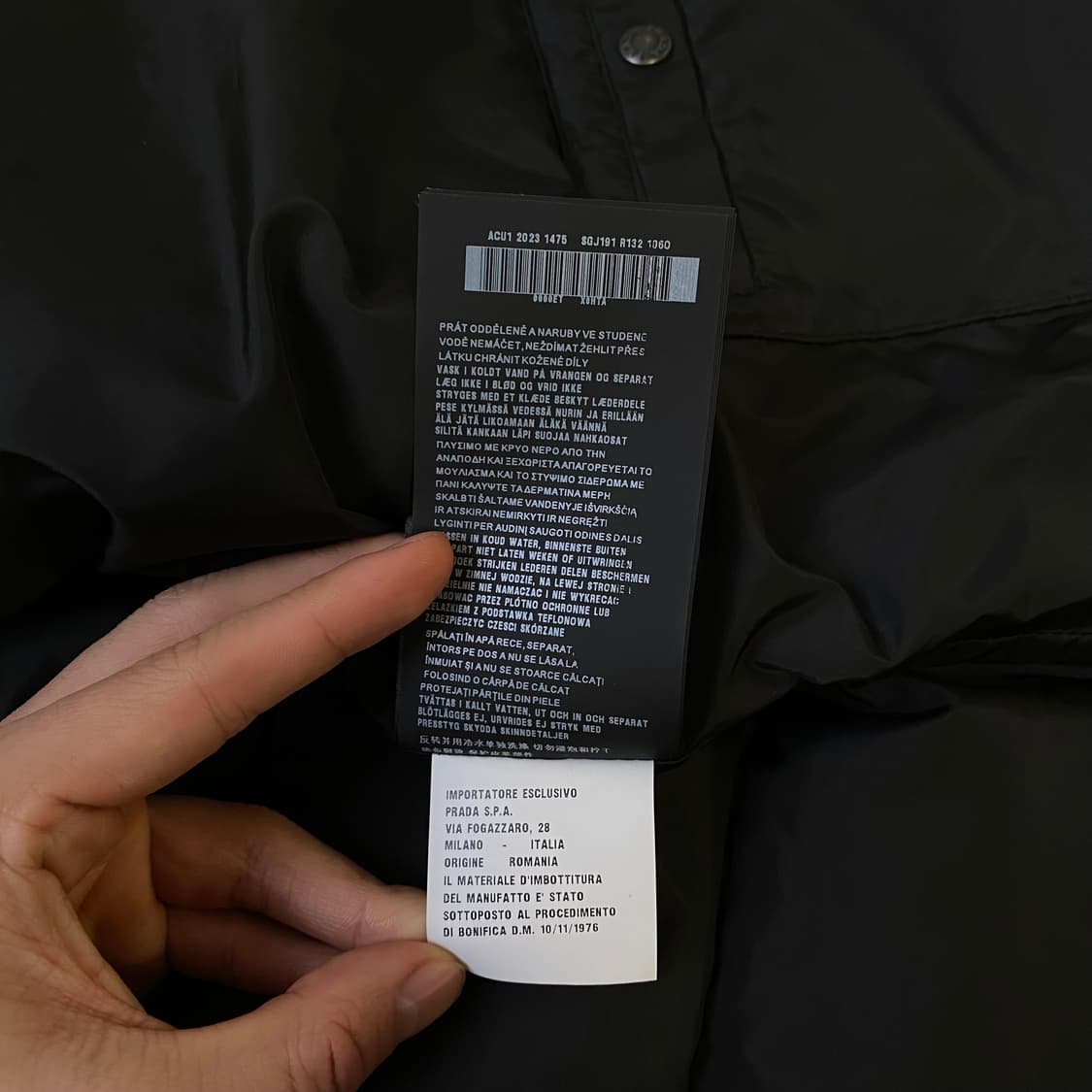 [52] 프라다 트라이앵글 로고 다운 베스트 블랙 상품이미지9
