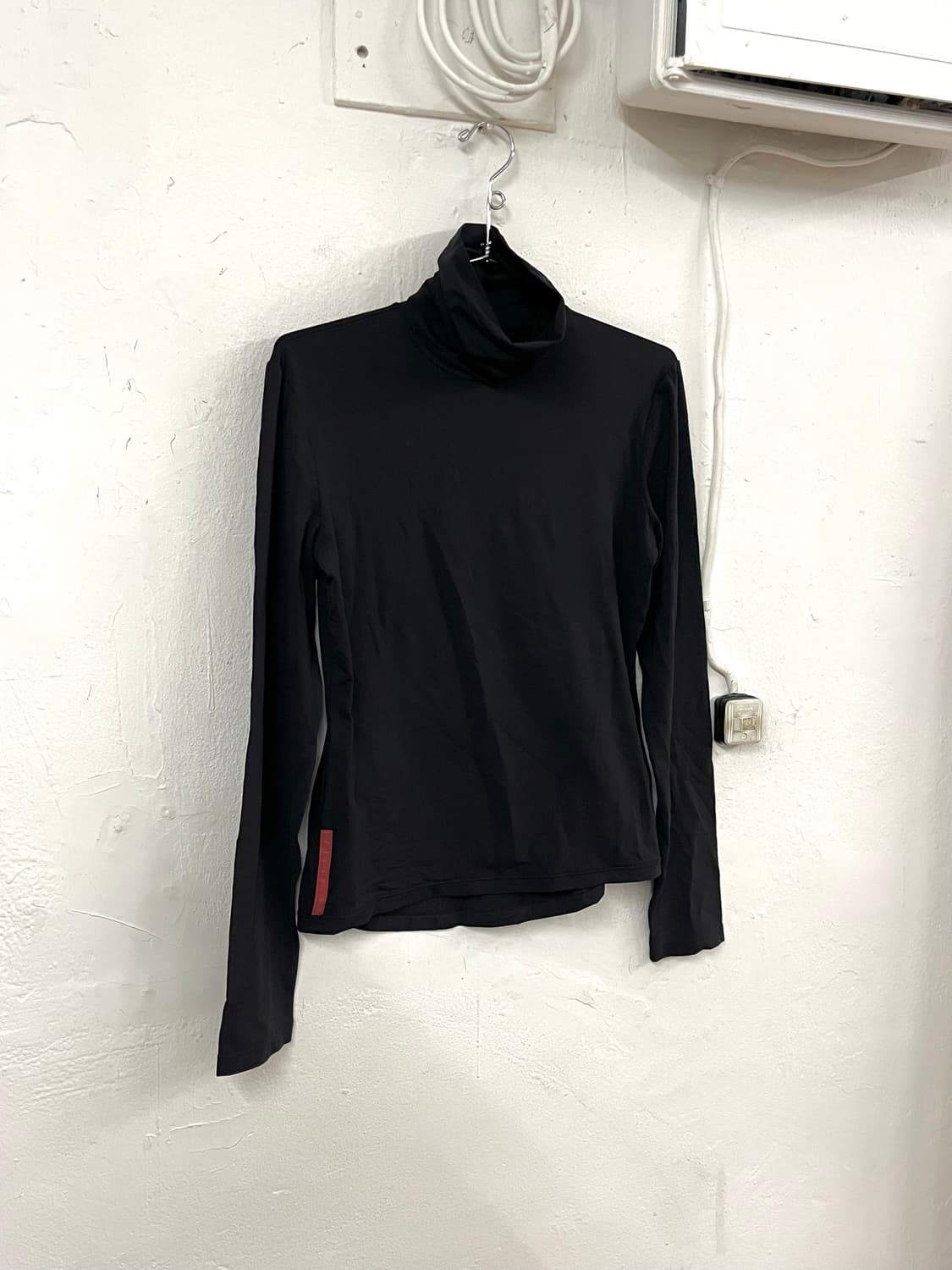 프라다 스포츠 백포켓 폴라넥 롱슬리브 상품이미지2