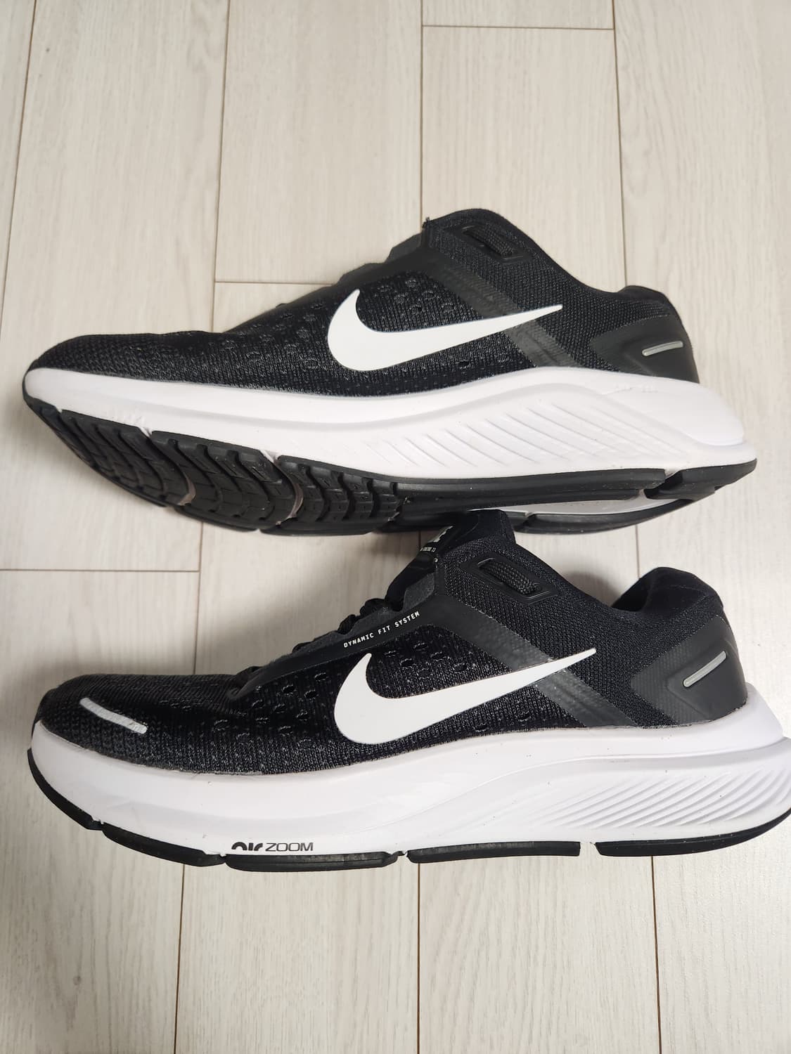 나이키 에어 줌 스트럭처 23 CZ6721-001 사이즈235

러닝화/ 상품이미지5