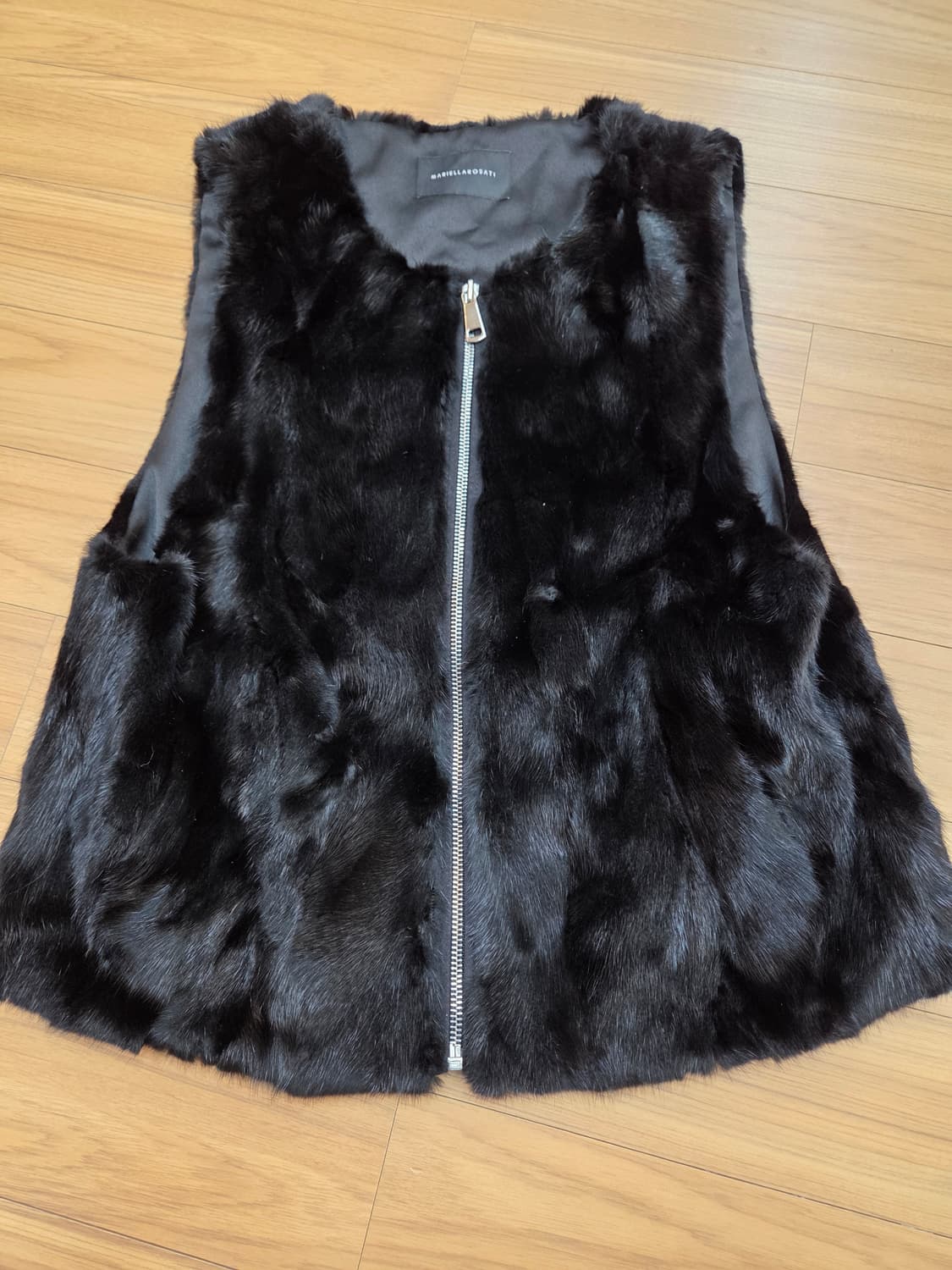 마리엘라 로사티 검정 밍크 베스트 M사이즈입니다. 부드러운 밍크 소재로  상품이미지1