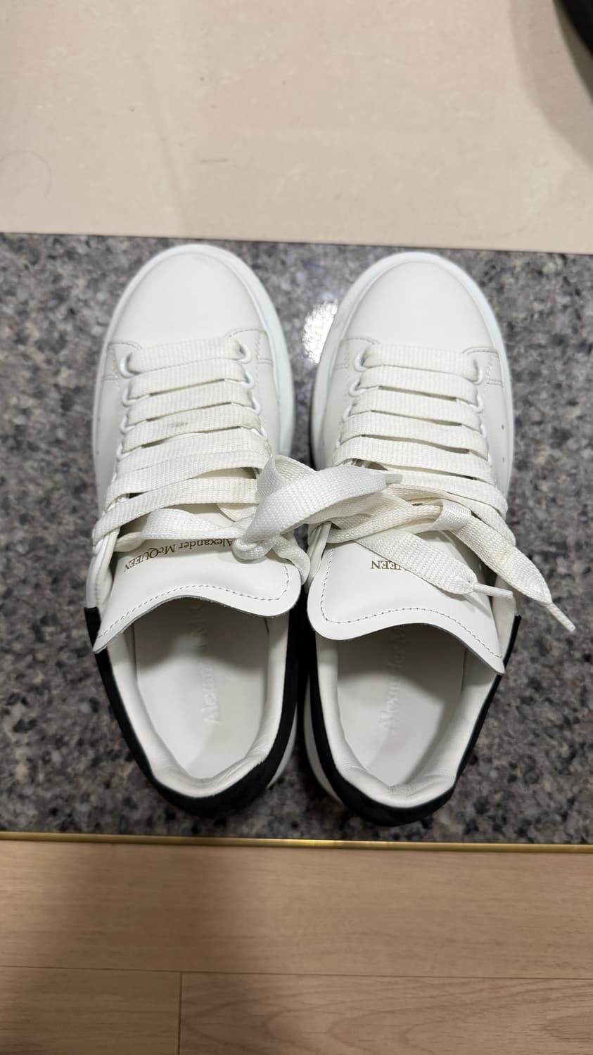 알렉산더 맥퀸 오버솔 스니커즈 화이트 블랙 상품이미지2