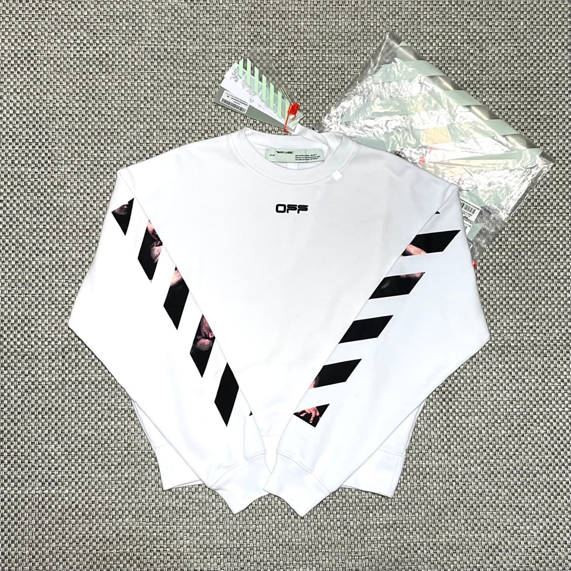 오프화이트 카라바지오 맨투맨 새제품 상품이미지2