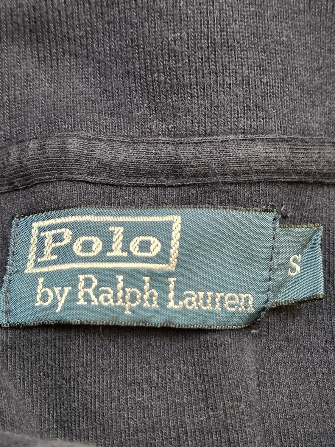 폴로 랄프로렌 남성 스웨터 네이비 색상입니다. 사이즈는 S이고, 목 부분 상품이미지3