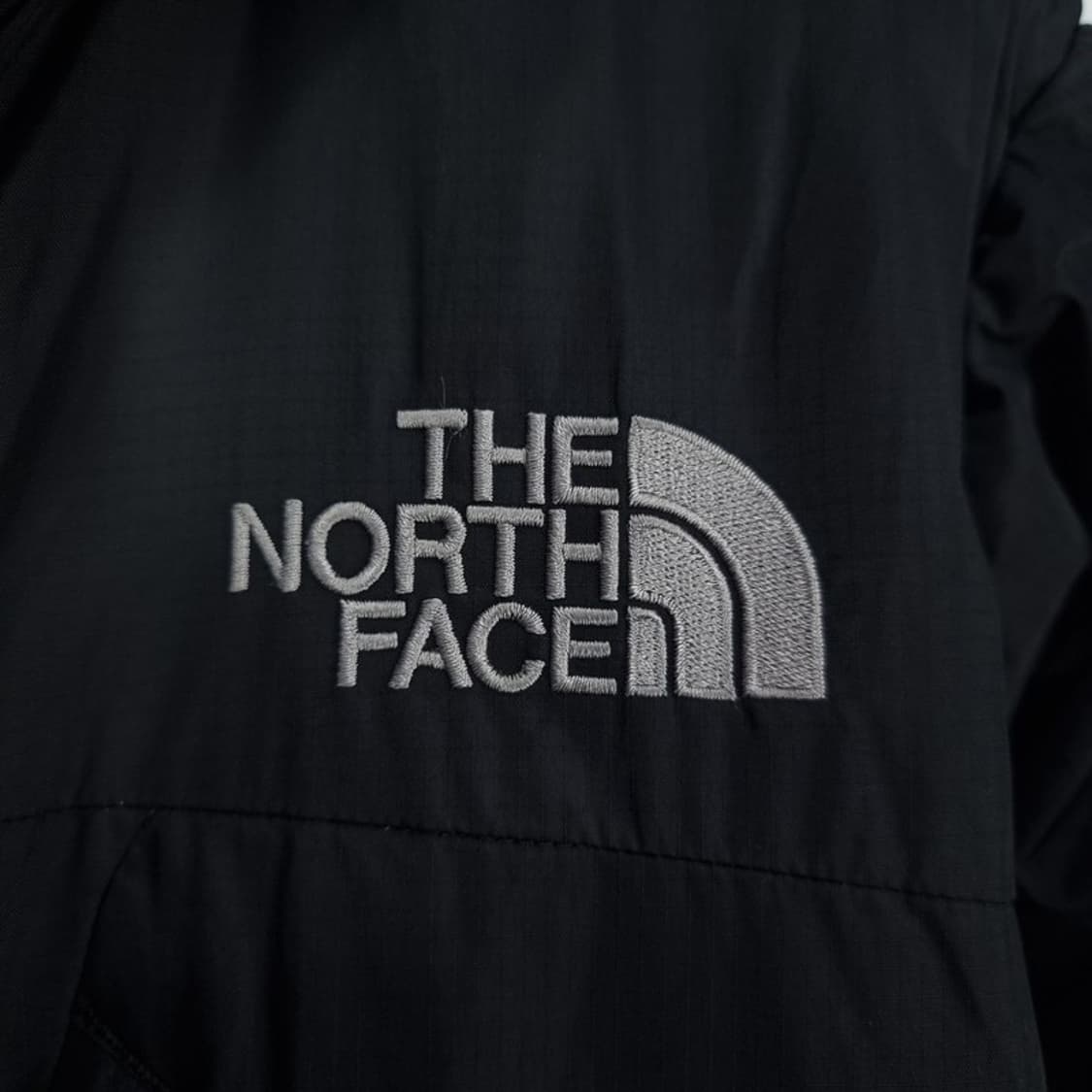 [노스페이스] 로고 자수 구스다운 후드 롱패딩 블랙 M18003 상품이미지8