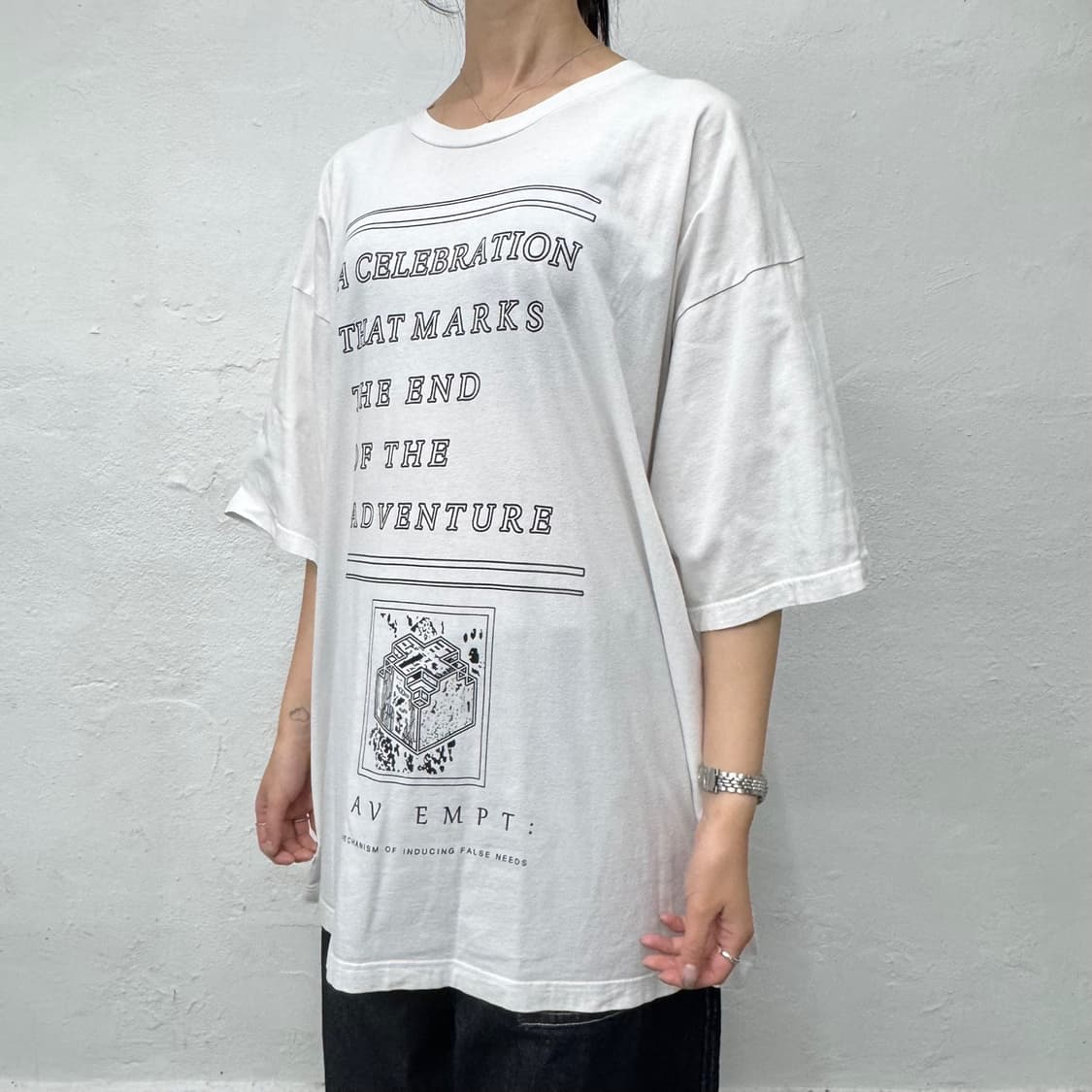 카브엠트(CAV EMPT) 23ss 화이트 스트리트 프린트 크루넥 반팔 상품이미지1
