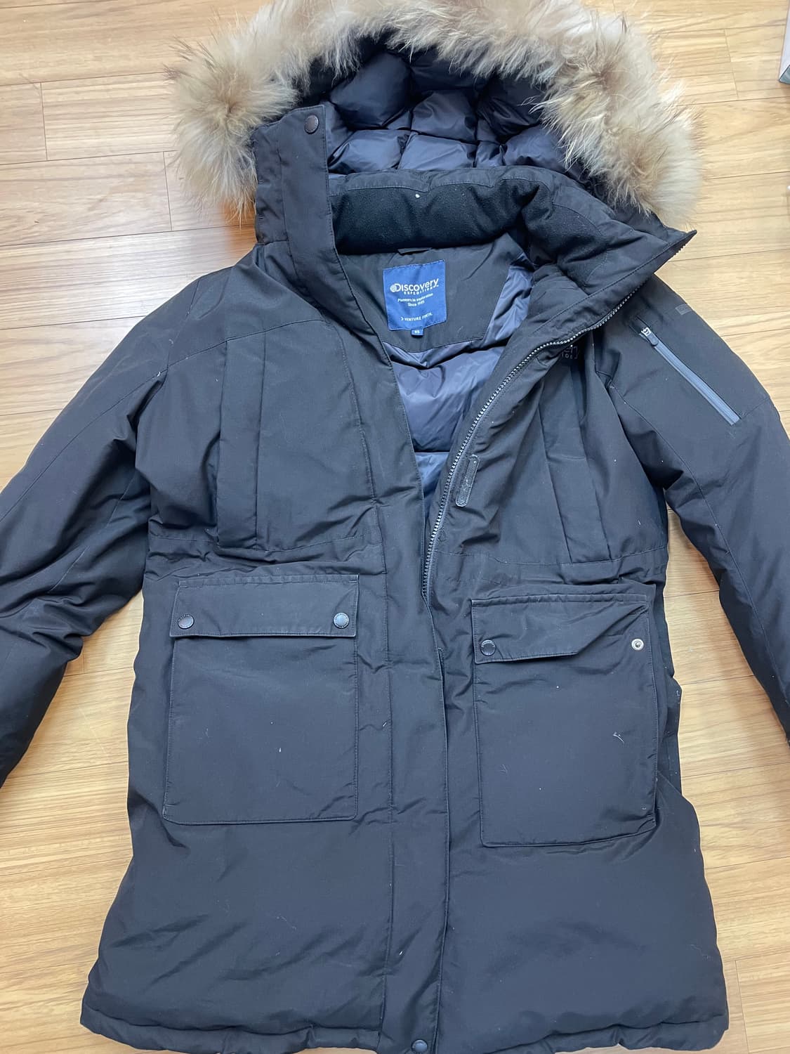 디스커버리 여성 롱패딩 블랙 색상입니다. 사이즈는 95이고, 품번은 DW 상품이미지1